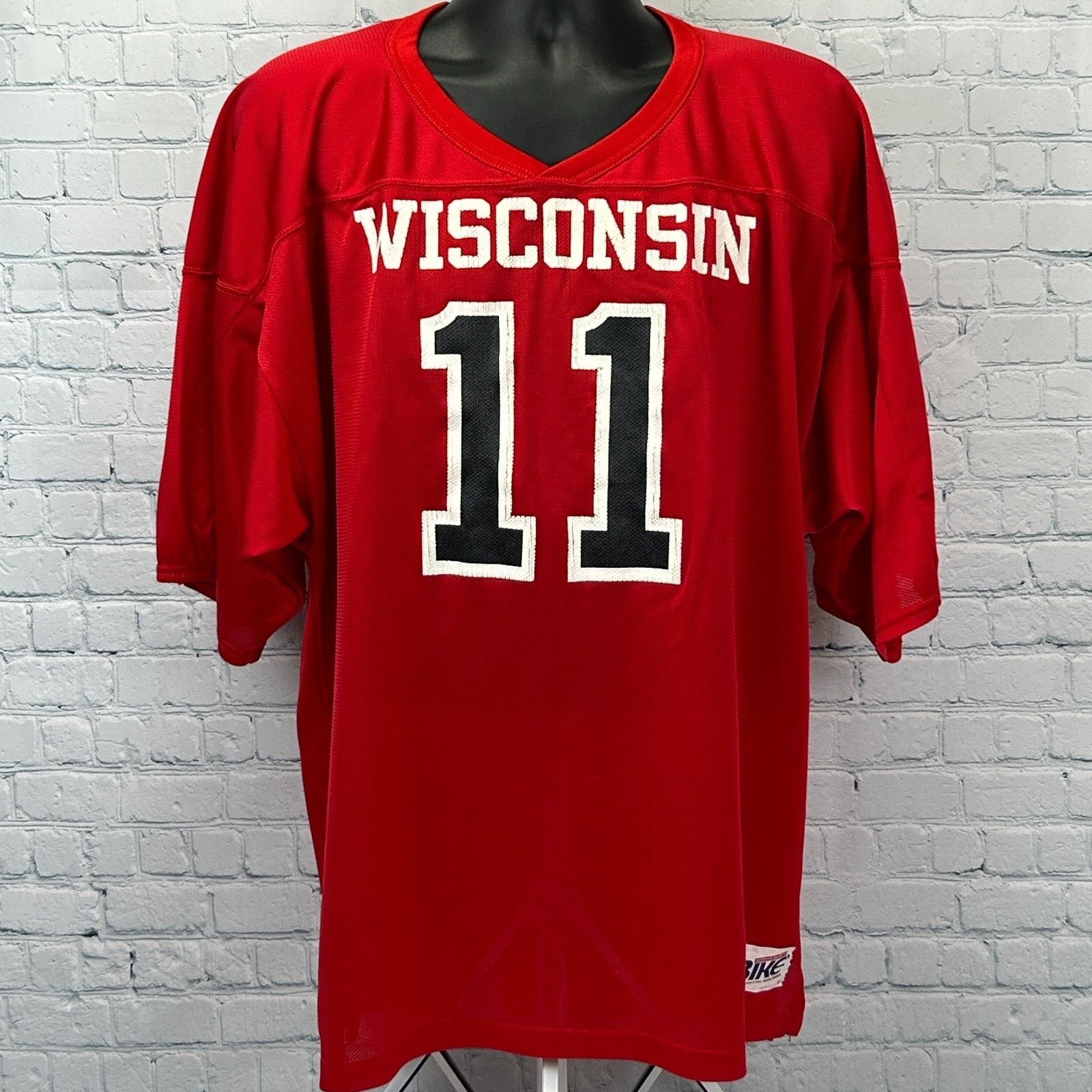 Vintage Vintage 90s Wisconsin Badgers Football Jersey Shirt Red XL Size US XL / EU 56 / 4 - 1 Thumbnail