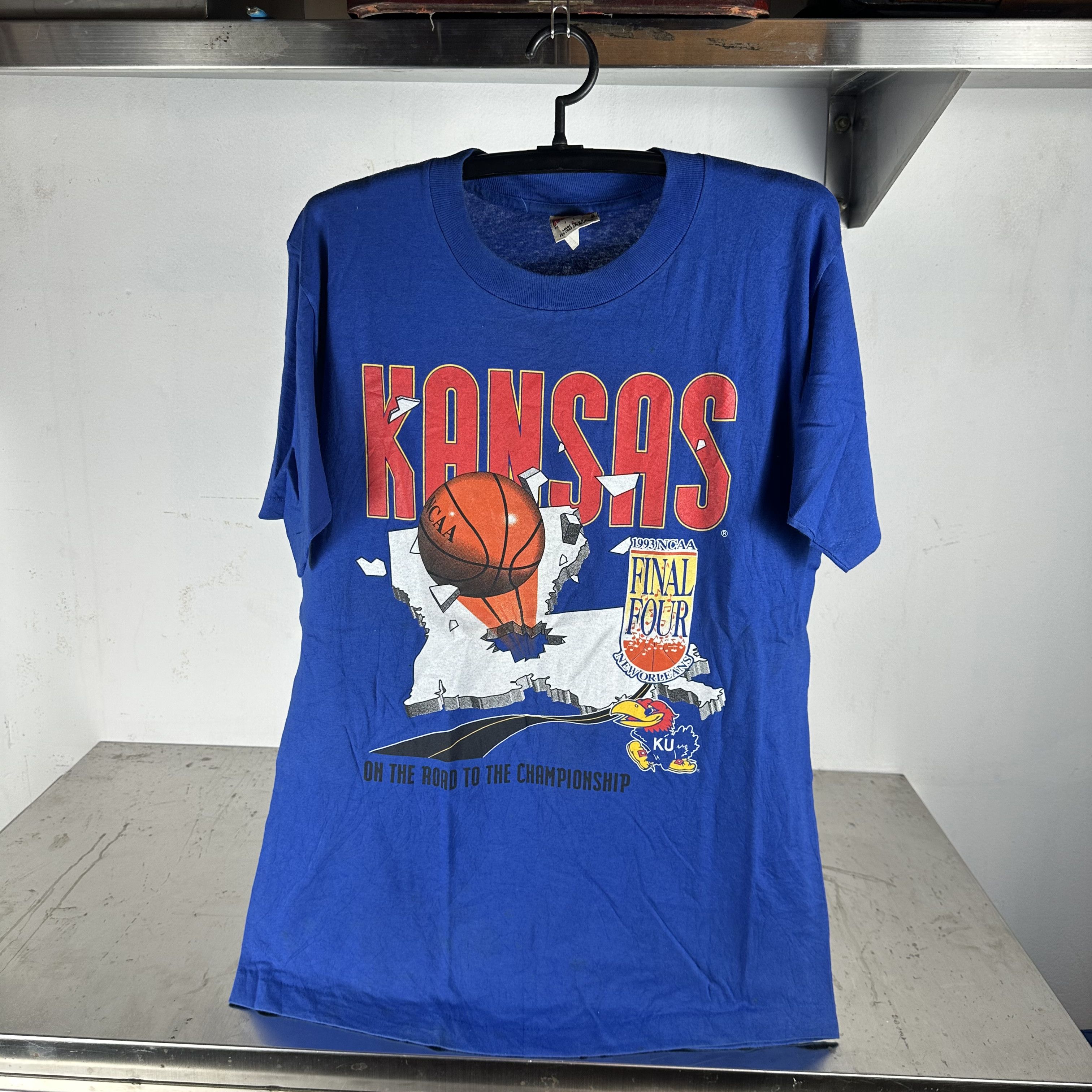 Vintage ​​1993 Kansas Jayhawks NCAA Basketball Final Four T-shirt Size US L / EU 52-54 / 3 - 1 Thumbnail
