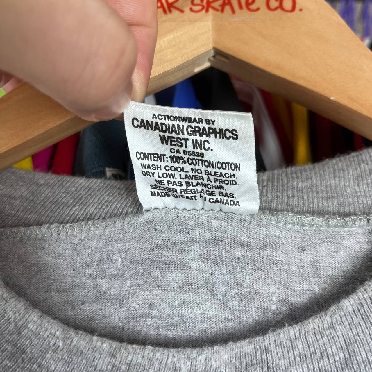 Vintage 1992 Canada Lake Louise Adventure Mountain Outdoors Tshirt Size US L / EU 52-54 / 3 - 7 Thumbnail