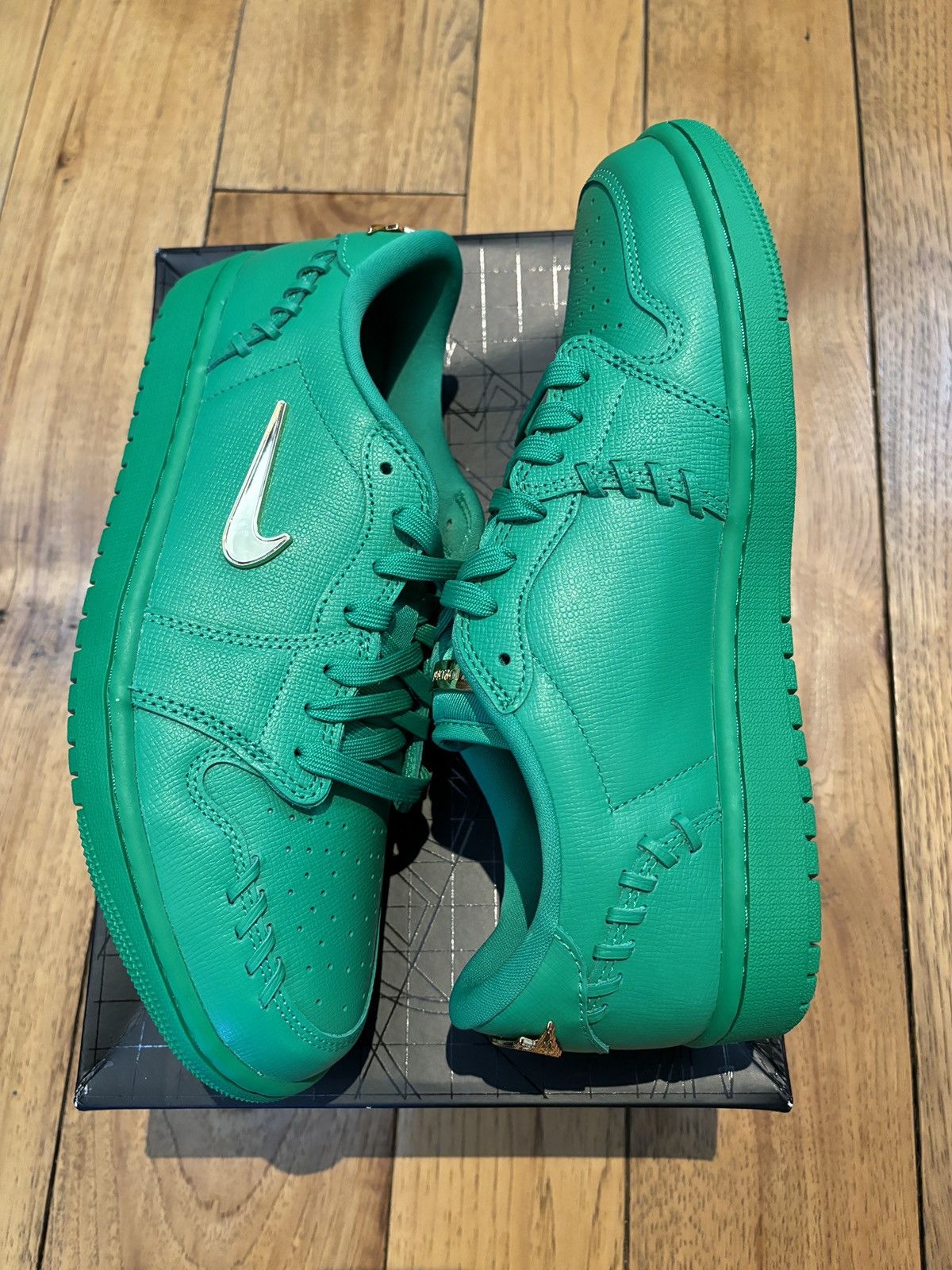 Jordan Brand × Nike Jordan 1 Low Method of Make Lucky Green Metallic Gold Size US 9.5 / EU 42-43 - 1 Thumbnail