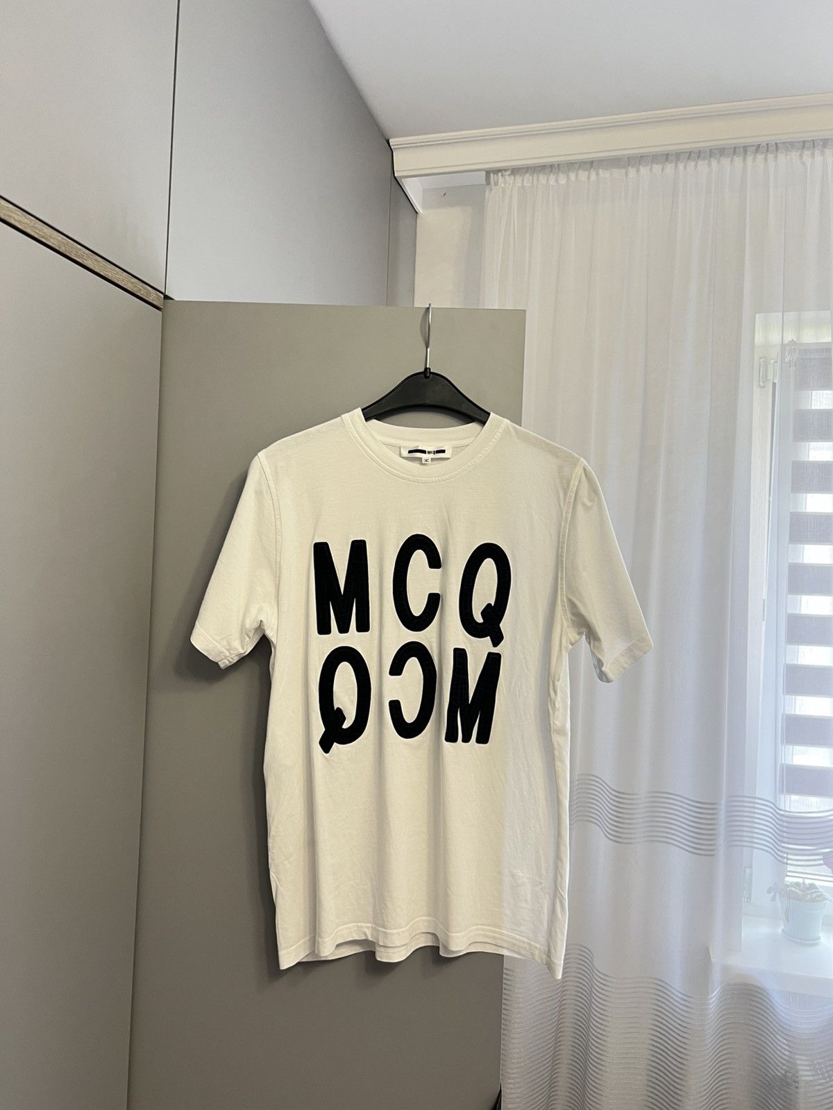 Alexander McQueen Alexander McQueen overprint logo tee Size US S / EU 44-46 / 1 - 1 Thumbnail