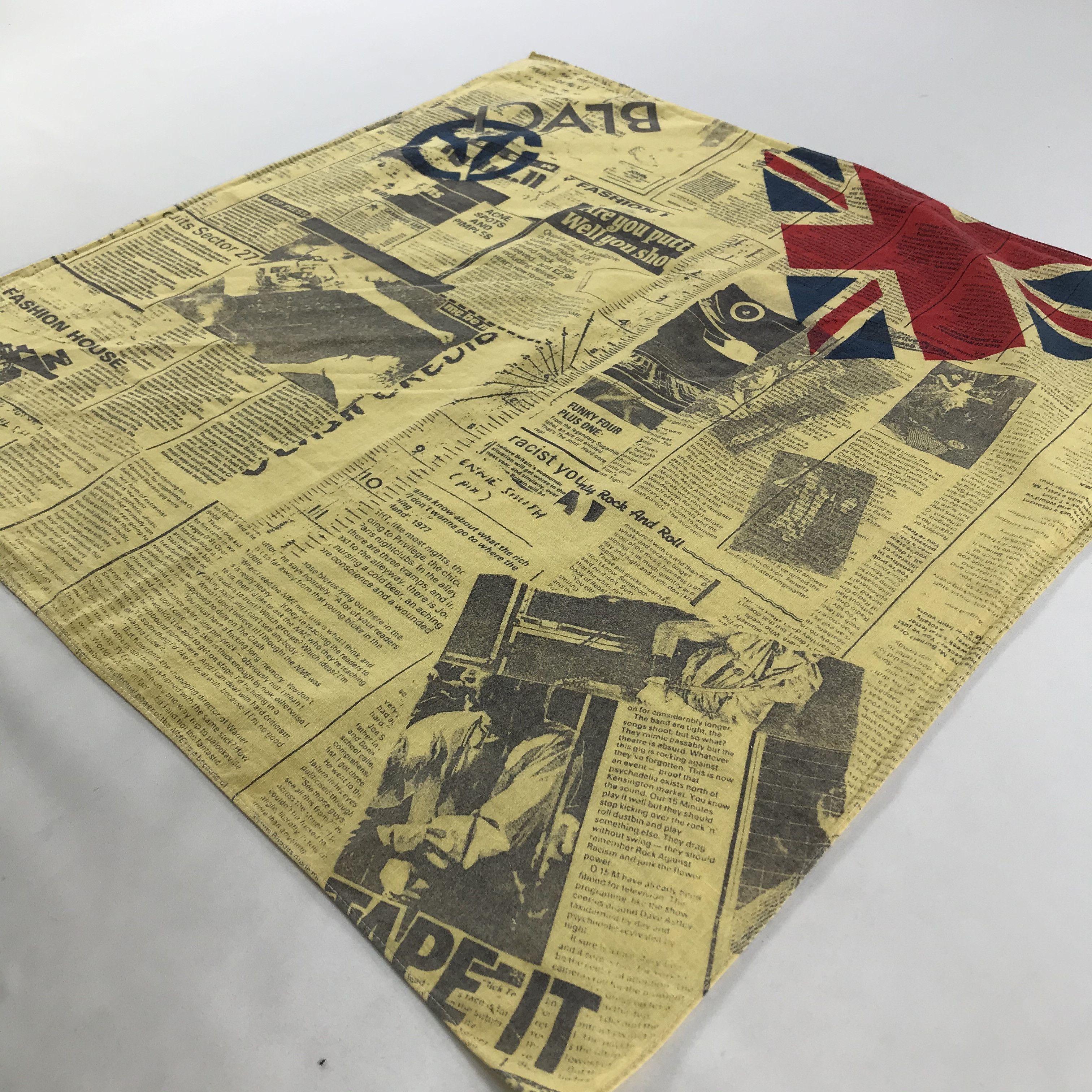 Vintage Vintage Bandana / Handkerchief / Neckerchief - S1898 Size ONE SIZE - 2 Thumbnail