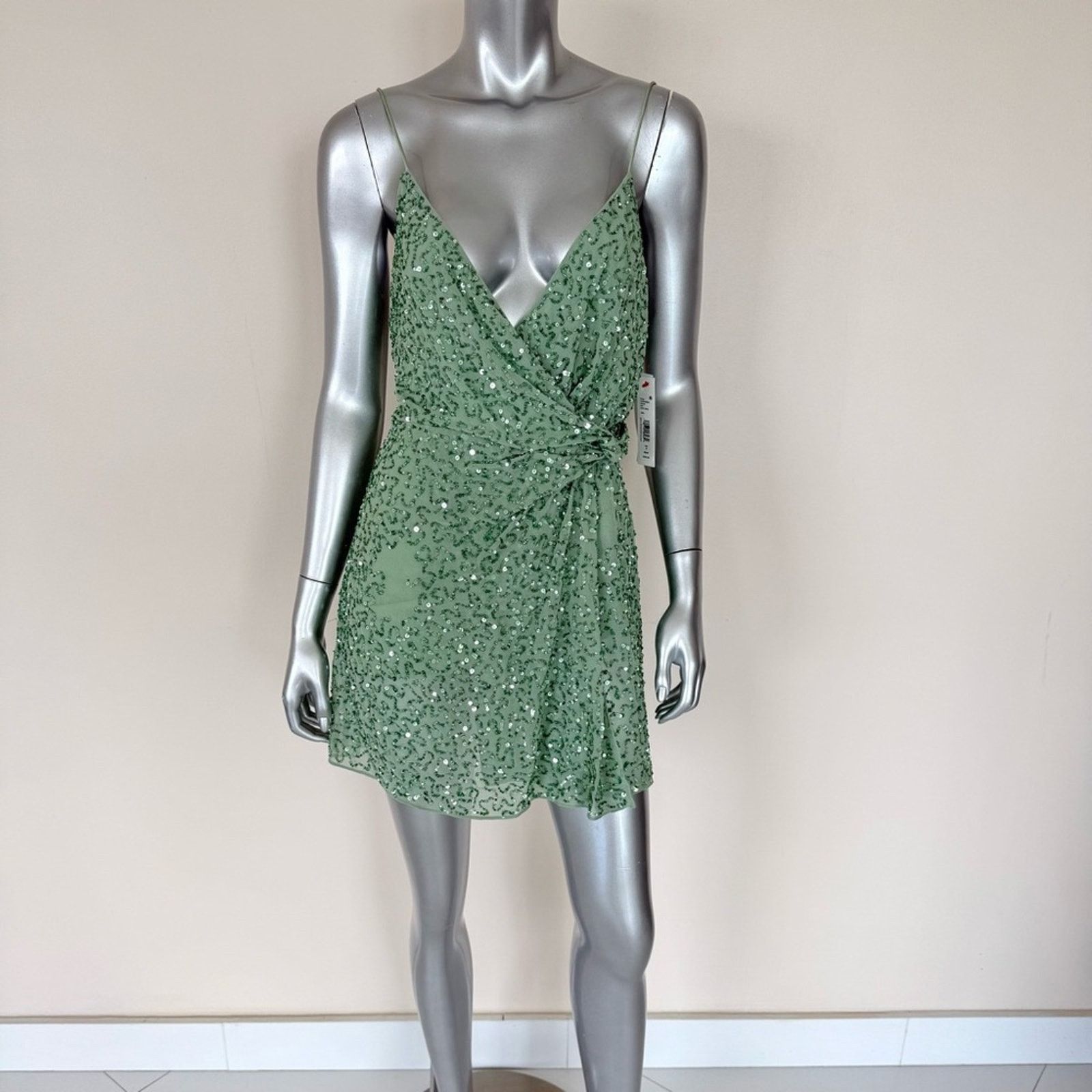 Alice + Olivia NWT!!! Alice + Olivia women dress size 6 Retail 550$ Size M / US 6-8 / IT 42-44 - 1 Thumbnail