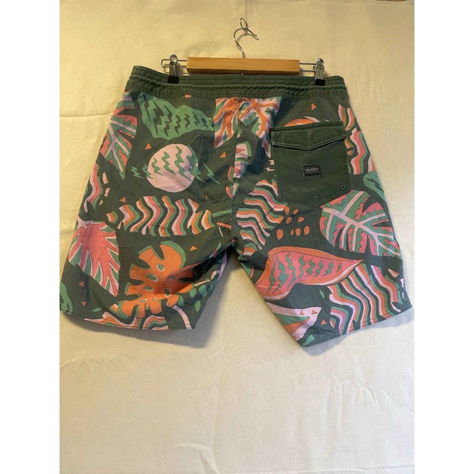 Volcom Volcom Swim Trunks Mens Size 34 Cinch Fly Colorful Leaves Size US 34 / EU 50 - 2 Thumbnail