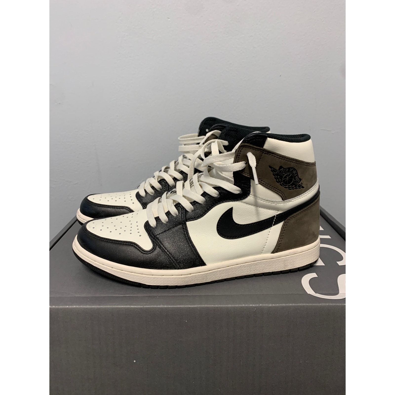 Nike Nike Air Jordan 1 Retro High Dark Mocha Size 11 Used Size US 11 / EU 44 - 1 Thumbnail