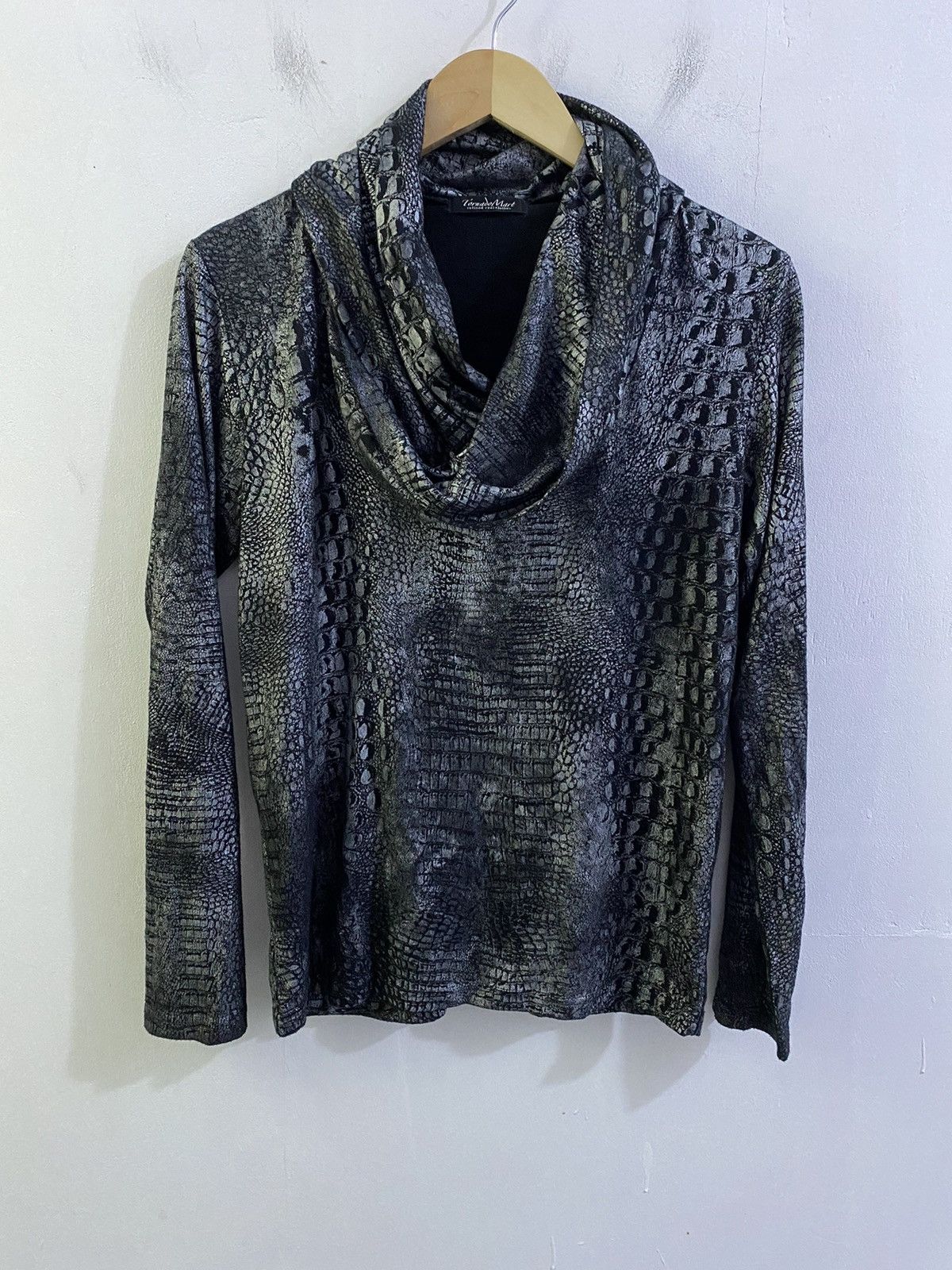image of Tornado Mart Japan Tornado Mart Crocs Shawl Collar Rayon Blend L/sleeves in Black/Silver (Size Medi
