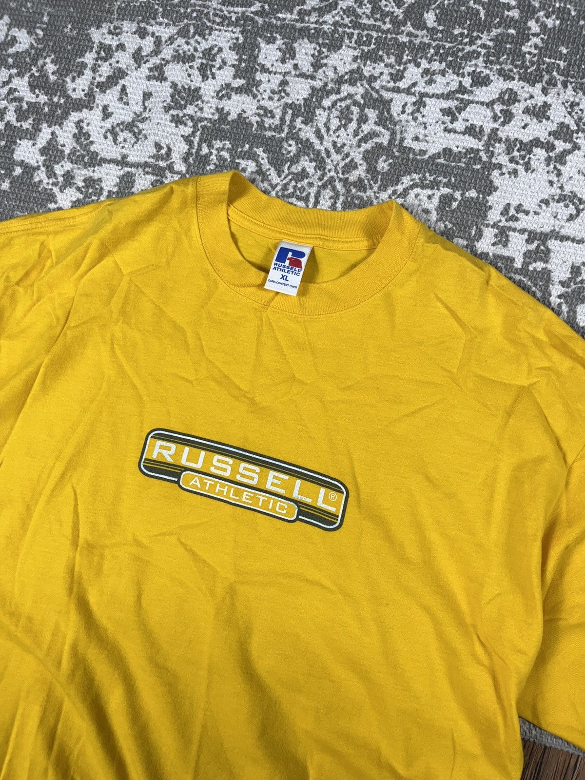 Russell Athletic × Vintage ➕ vintage 00s y2k Russell athletic logo t-shirt yellow Size US XL / EU 56 / 4 - 2 Thumbnail