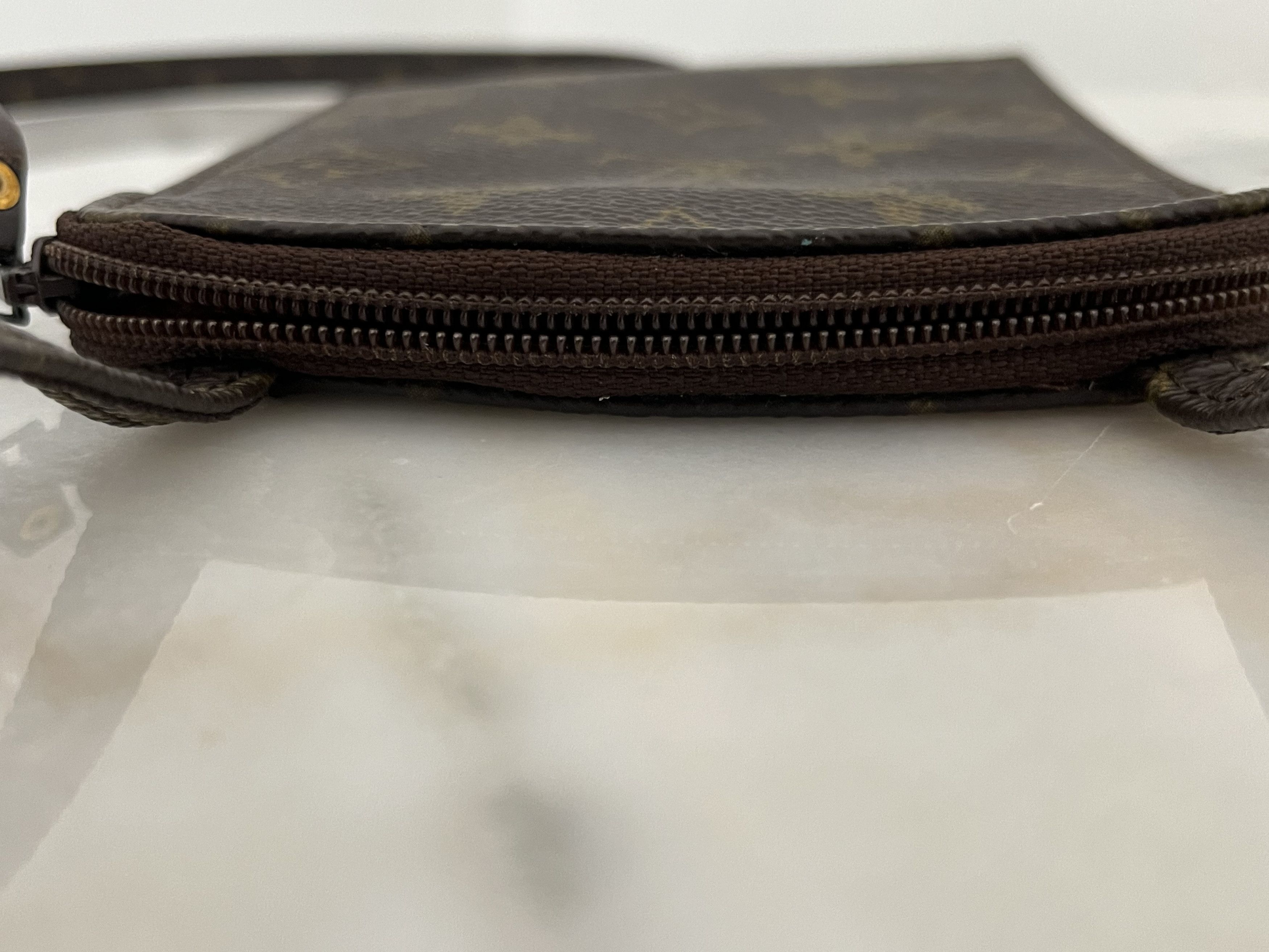 Louis Vuitton Louis Vuitton Neck Strap Card Pouch Size ONE SIZE - 6 Thumbnail