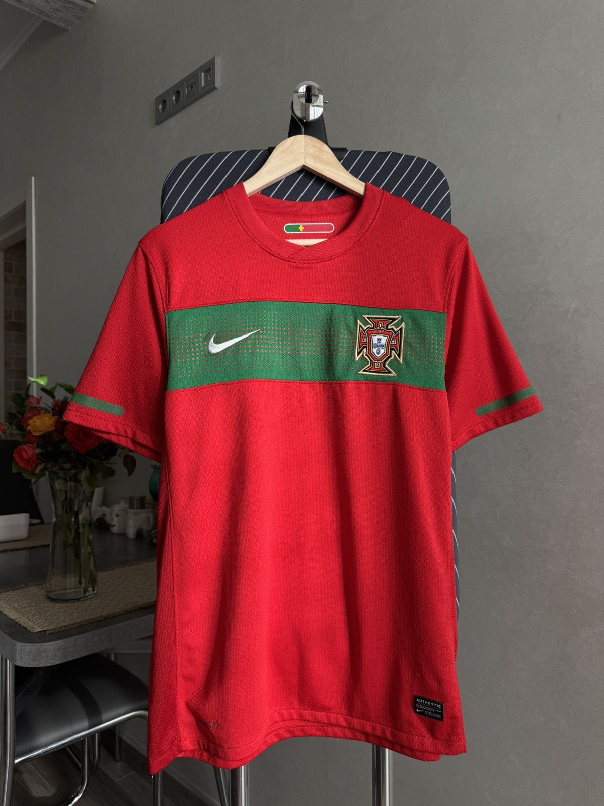 Nike Nike Vintage Portugal 2010 2011 Blockcore Red Home Jersey Size US M / EU 48-50 / 2 - 1 Thumbnail