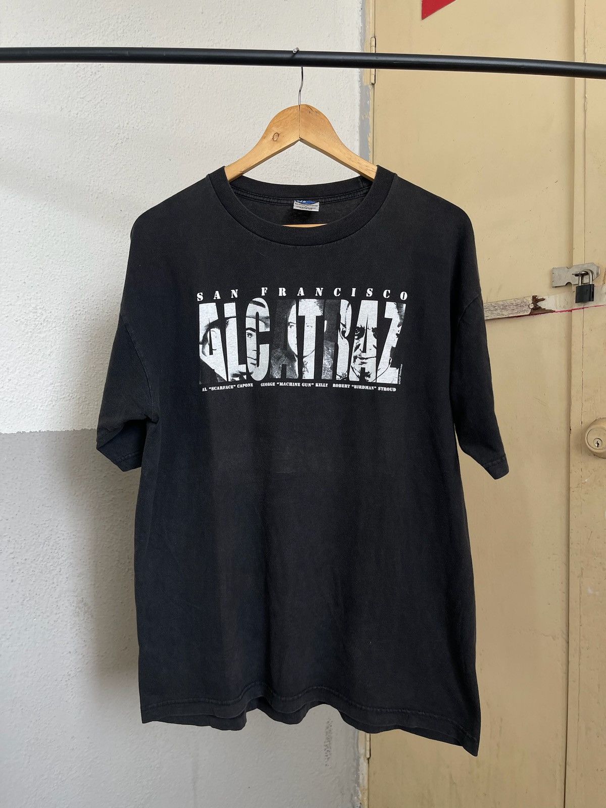 Vintage Vintage 90s The Rock Alcatraz Al Capone Movie Promo Tee Size US L / EU 52-54 / 3 - 1 Thumbnail