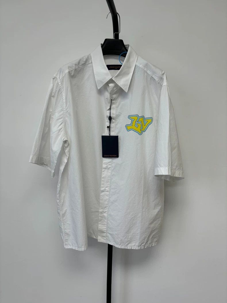 Louis Vuitton Louis Vuitton FW22 Logo Printed Short Sleeve Shirt Size US XL / EU 56 / 4 - 1 Thumbnail