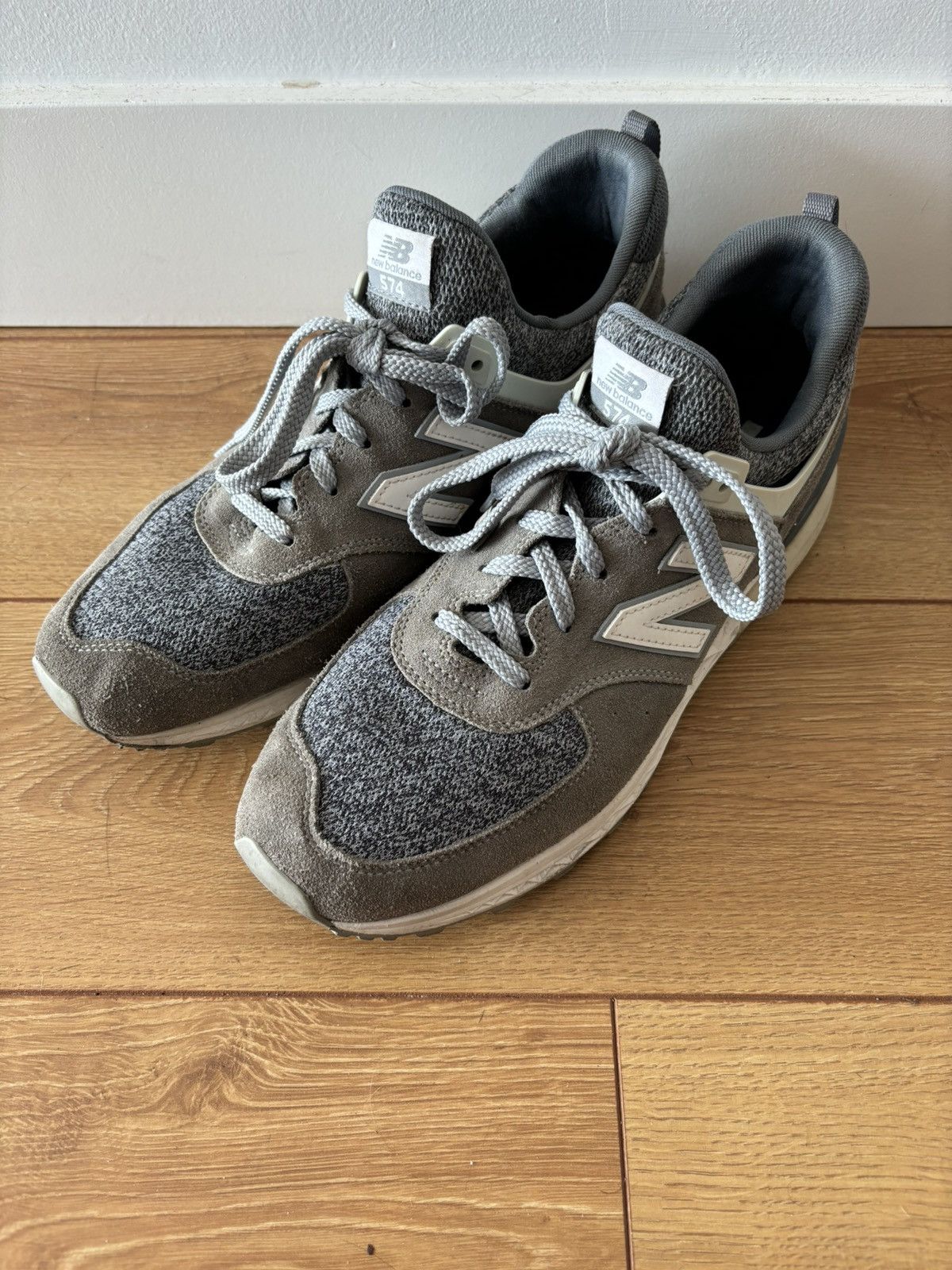 New Balance New Balance - 574 Size US 11 / EU 44 - 1 Thumbnail
