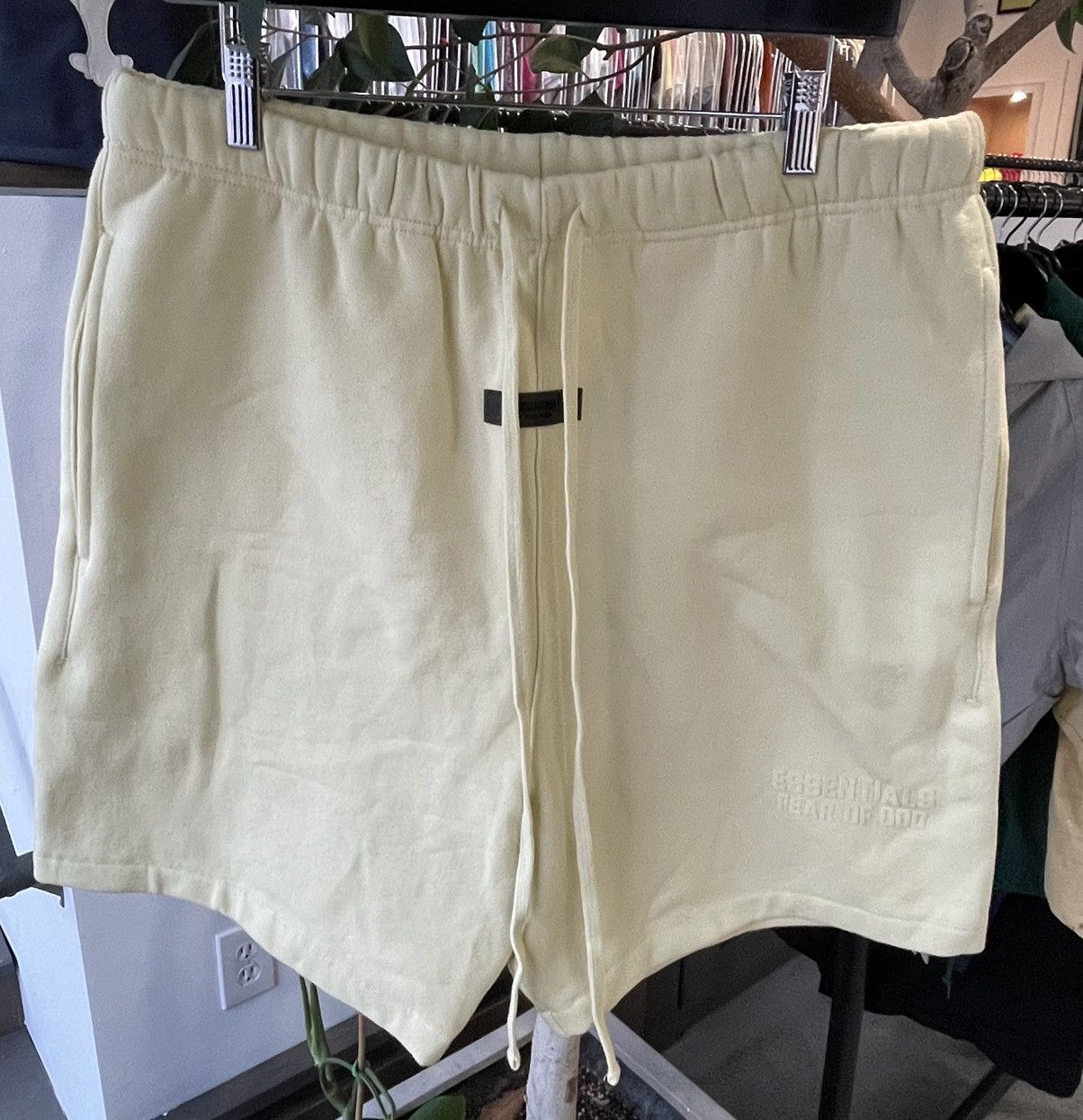 Essentials Fear of God Essentials Sweatshorts Canary Size US 38 / EU 54 - 2 Thumbnail