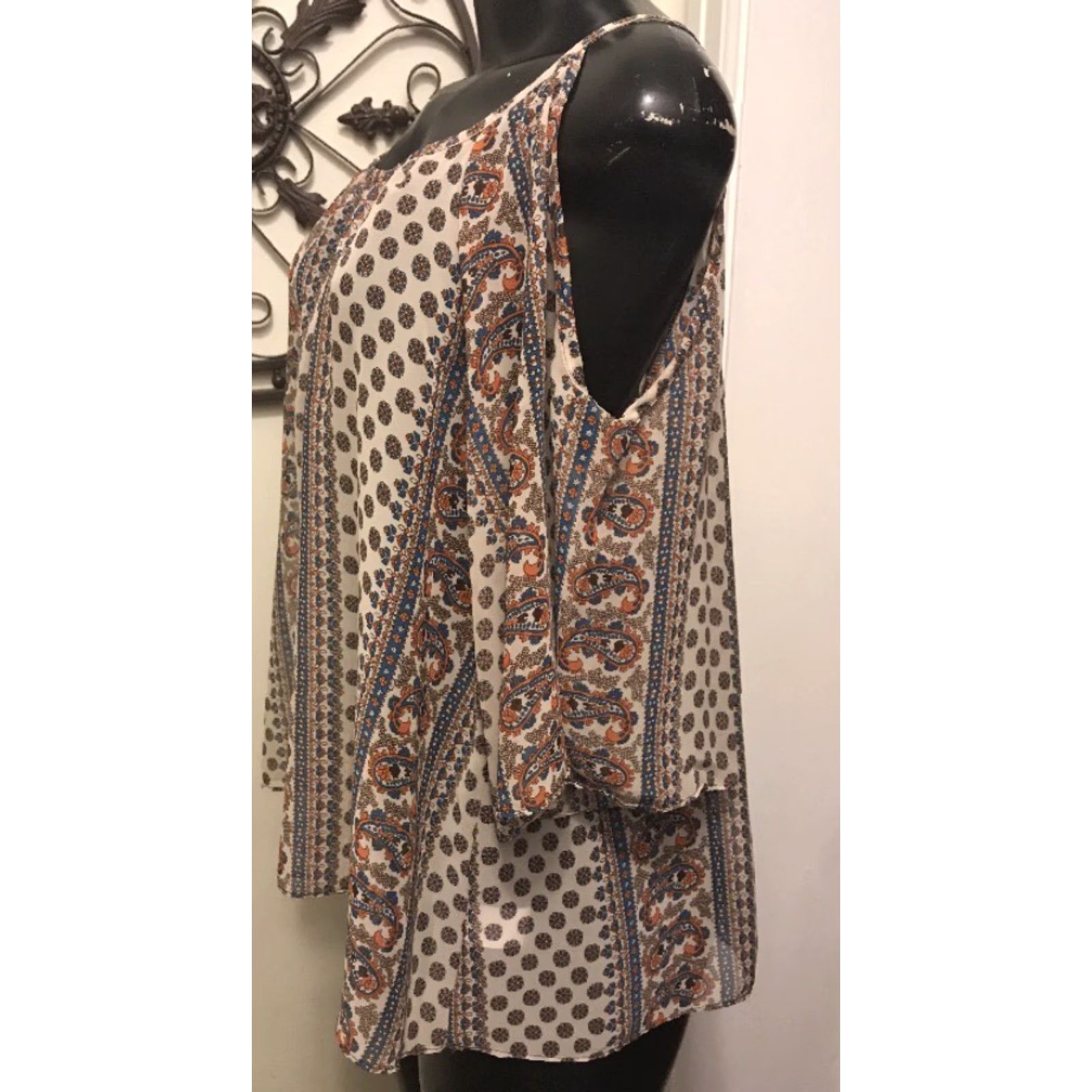Vintage Soprano Blouse Boho Paisley Short Sleeve Open Shoulder M Soprano Womens Boho Blouse Tan Blue Orange Brown 100% Polyester Size M / US 6-8 / IT 42-44 - 4 Thumbnail