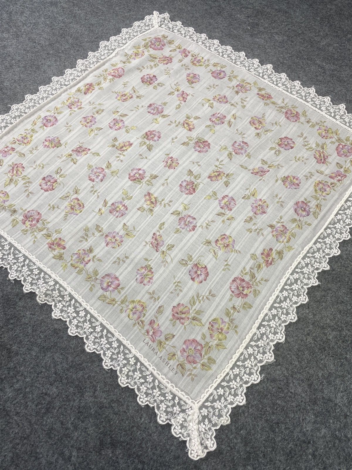 Laura Ashley × Vintage Laura Ashley floral handkerchief/Bandana / Neckerchief -B056 Size ONE SIZE - 4 Thumbnail