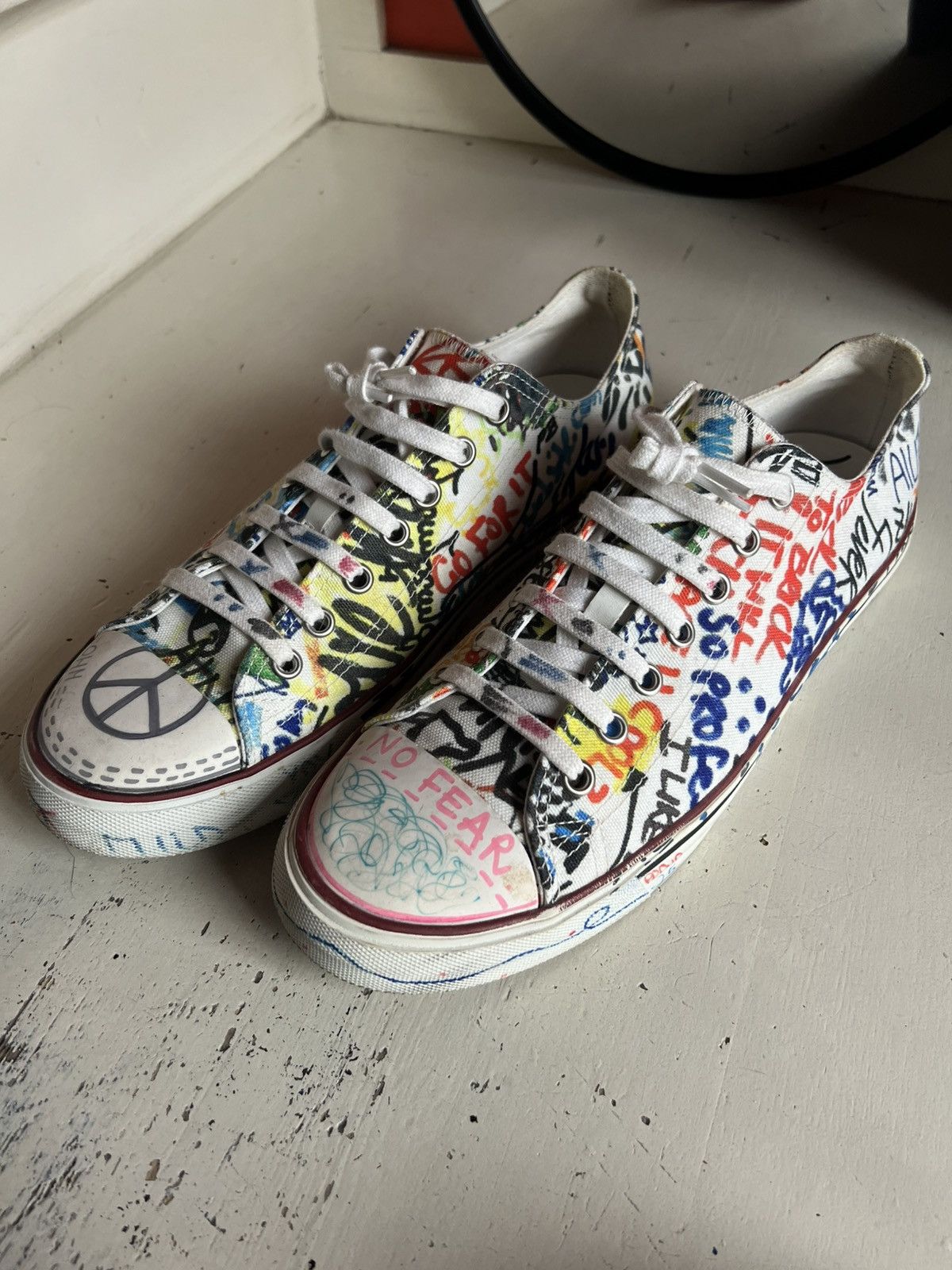 VETEMENTS FW18 low top graffiti sneakers