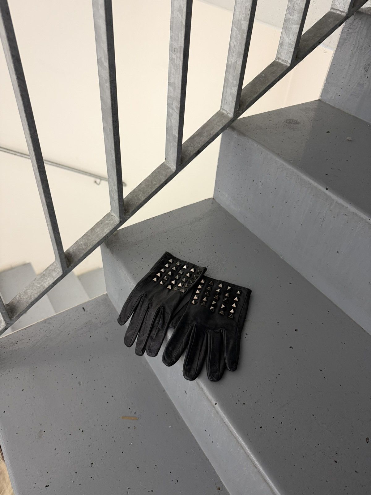 Valentino Valentino Garavani Leather/Silk Studded Gloves Size ONE SIZE - 1 Thumbnail
