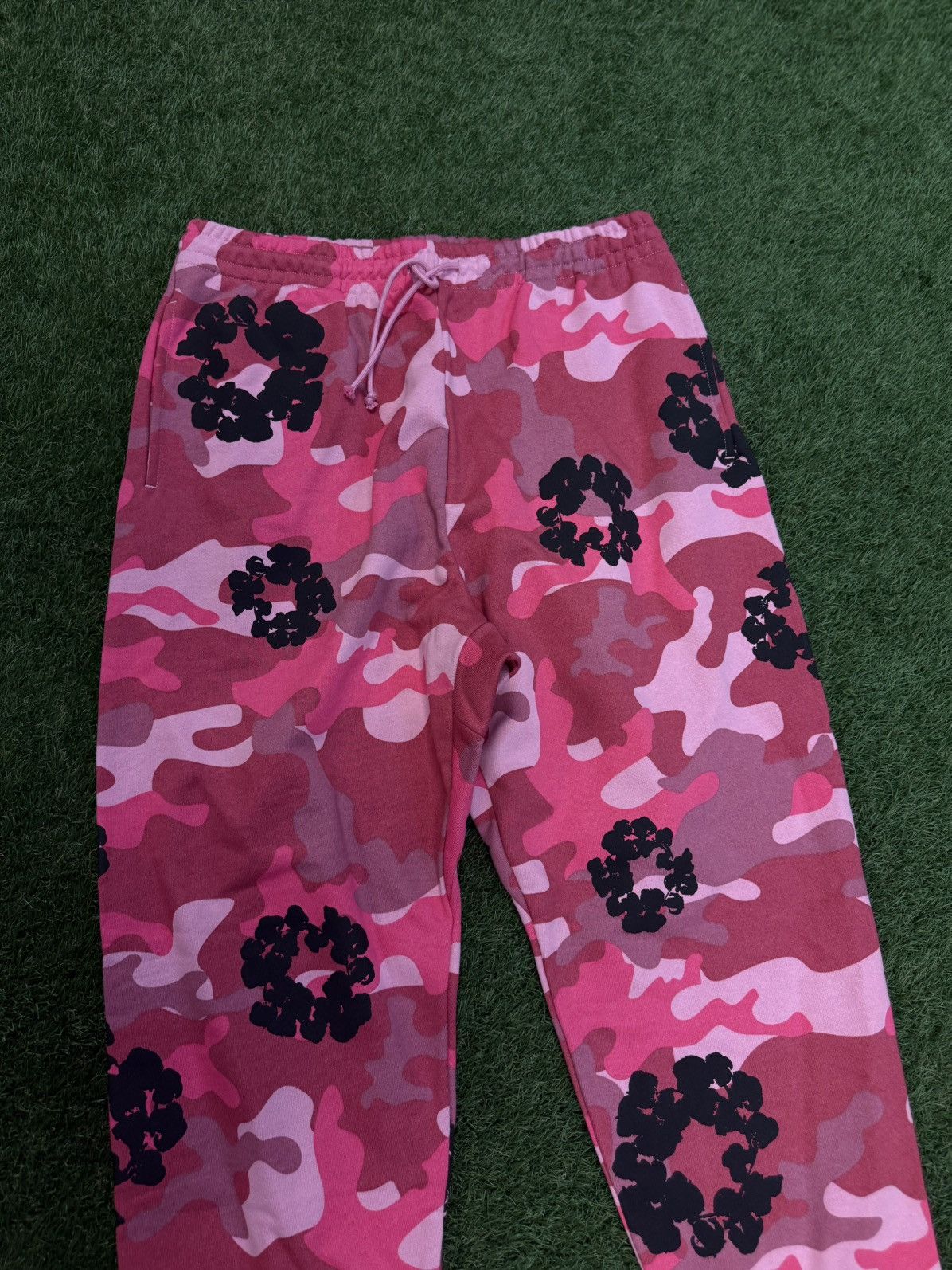 DENIM TEARS Denim Tears Cotton Wreath Pink Camo Sweatpants XXL (NEW) Size US 36 / EU 52 - 6 Thumbnail