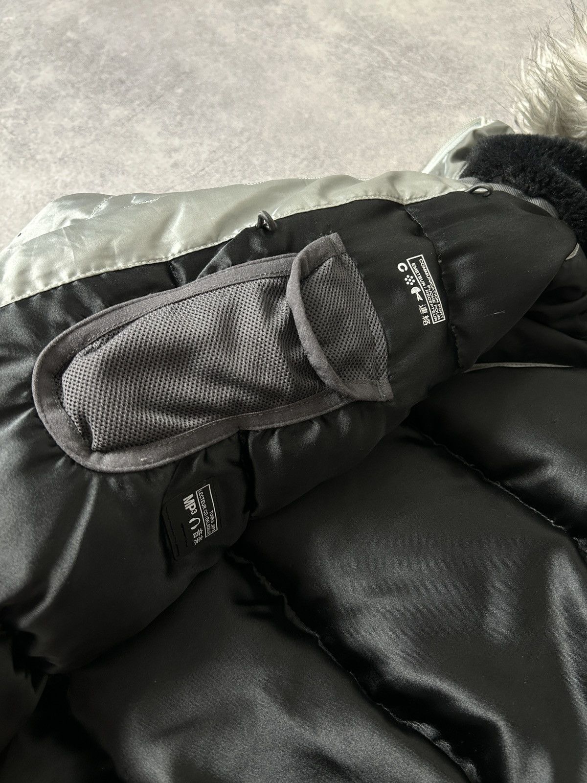 Nike Archive Nike B-2 silver puffer bombers jacket Size US M / EU 48-50 / 2 - 7 Thumbnail