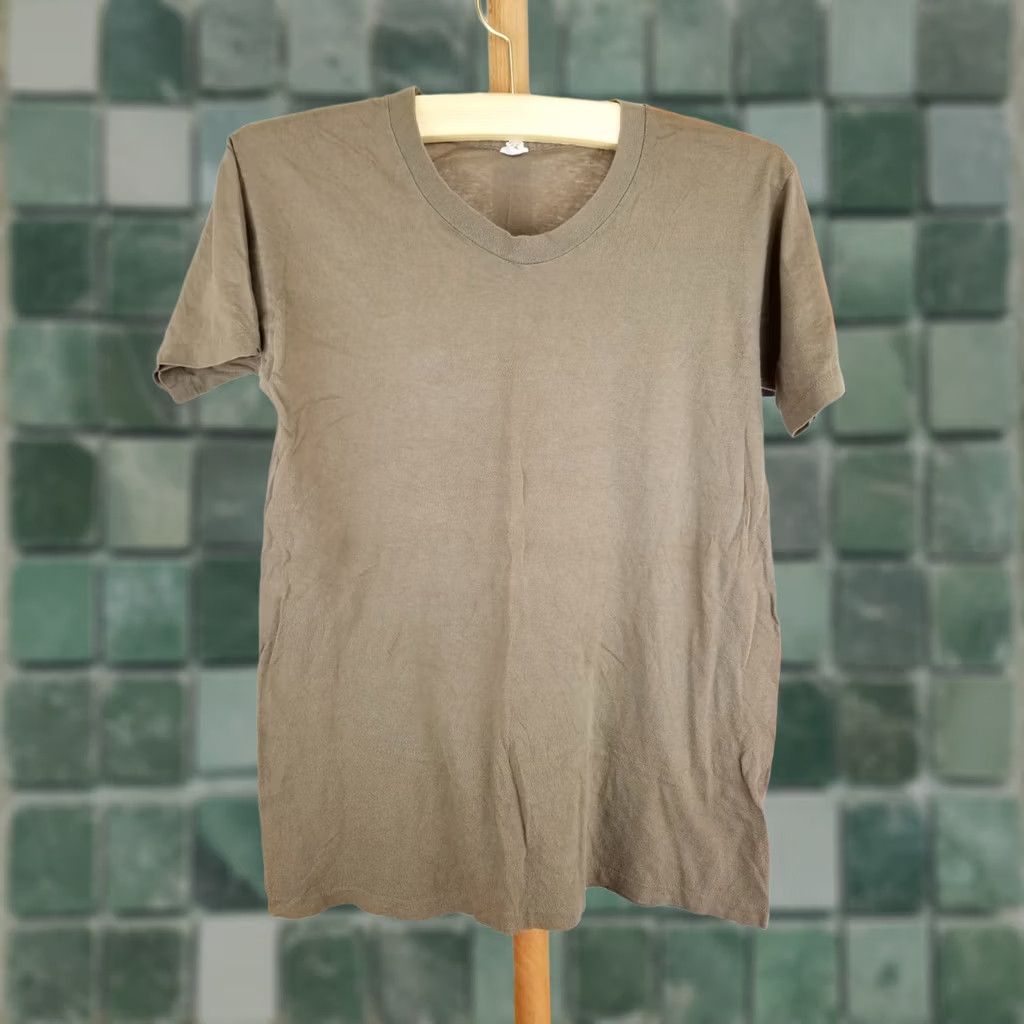 Vintage VINTAGE US ARMY BROWN SINGLE STITCH UNDERWEAR T-SHIRT SZ M (MEDIUM) Mens Brown T-Shirt Size US M / EU 48-50 / 2 - 1 Thumbnail