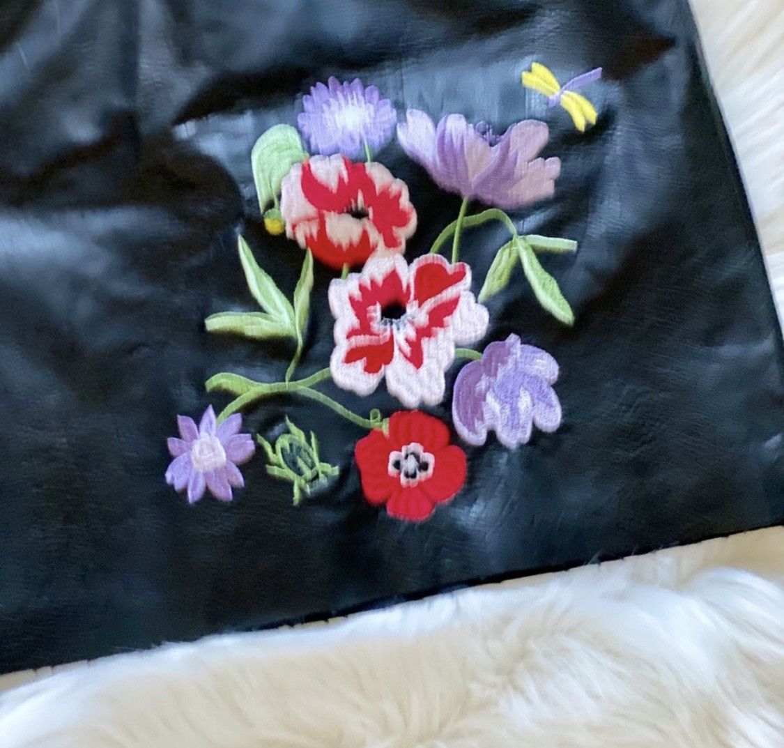 H&M BLACK H&M FLORAL EMBROIDERED LEATHER MINI SKIRT Size 27" / US 4 / IT 40 - 2 Thumbnail