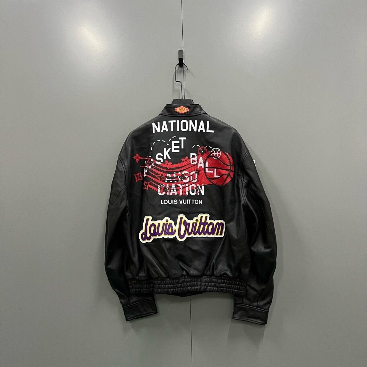 Louis Vuitton louis vuitton x nba embroidered leather baseball jacket Size US L / EU 52-54 / 3 - 1 Thumbnail