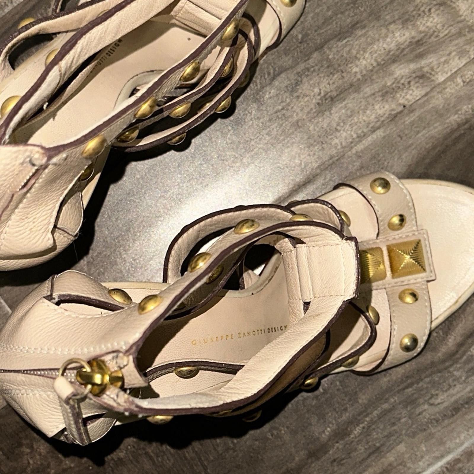 Giuseppe Zanotti Giuseppe Zanotti Nude and Gold Pyramid Stud Heels Size US 7.5 / IT 37.5 - 5 Thumbnail
