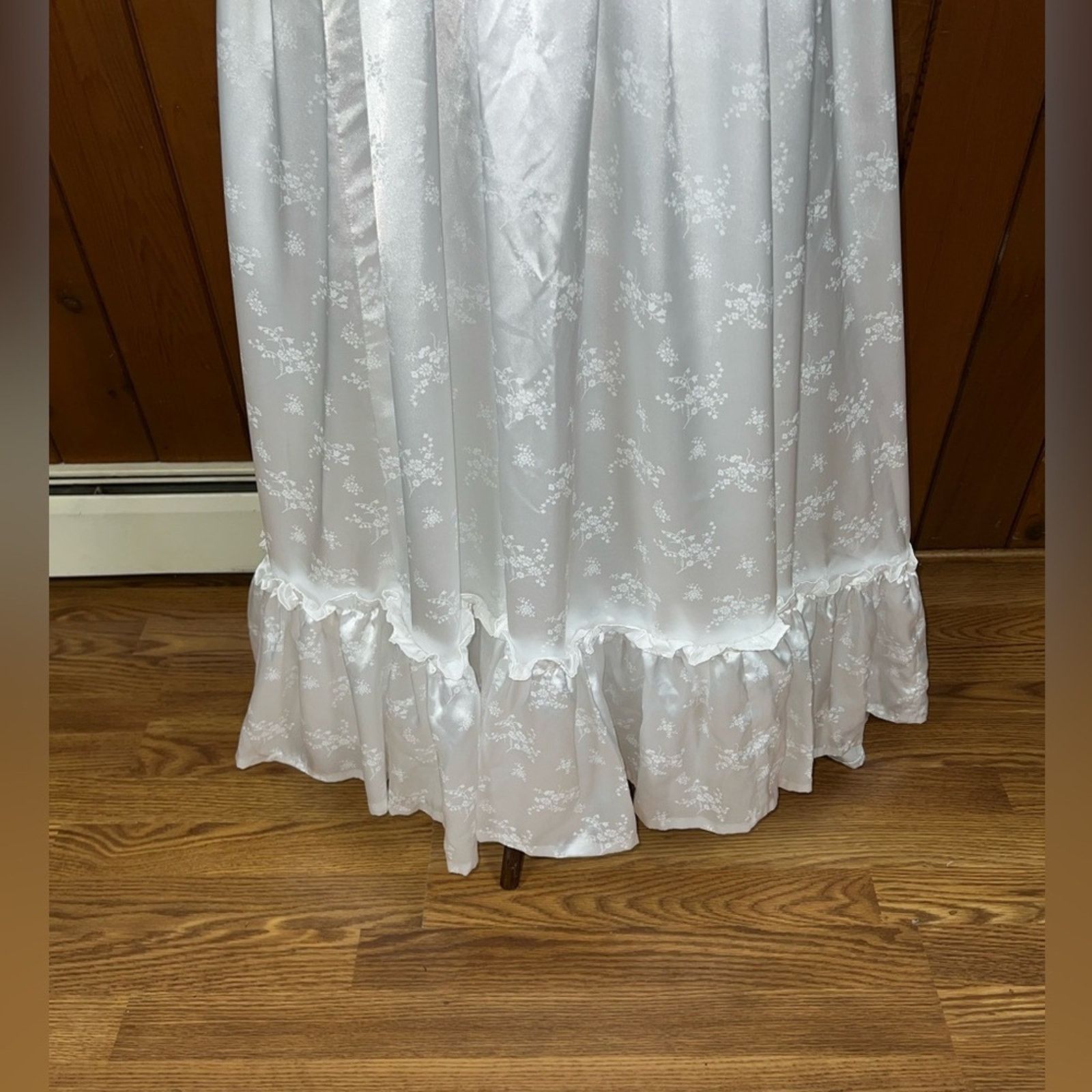 Vintage Pretty Vintage 1970s White Embossed Satin Wedding Gown! Size M / US 6-8 / IT 42-44 - 3 Thumbnail
