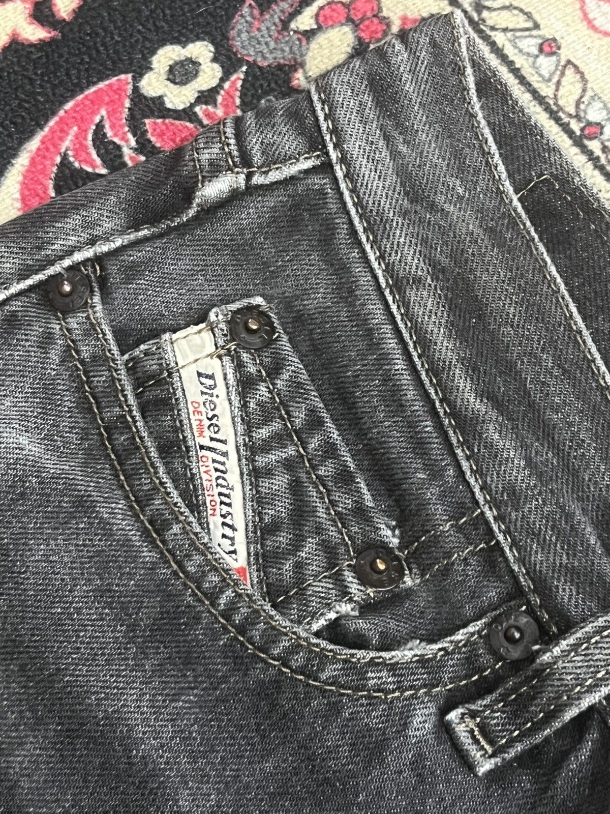 Diesel Vintage Diesel Industry Buttonfly Distressed Whisker Jeans Size 26" / US 2 / IT 38 - 6 Thumbnail