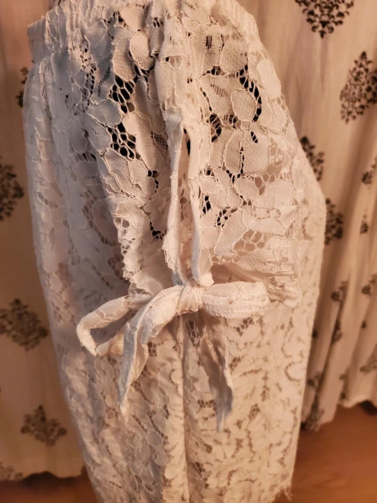 Other Beautiful Lace Top Size M / US 6-8 / IT 42-44 - 4 Thumbnail