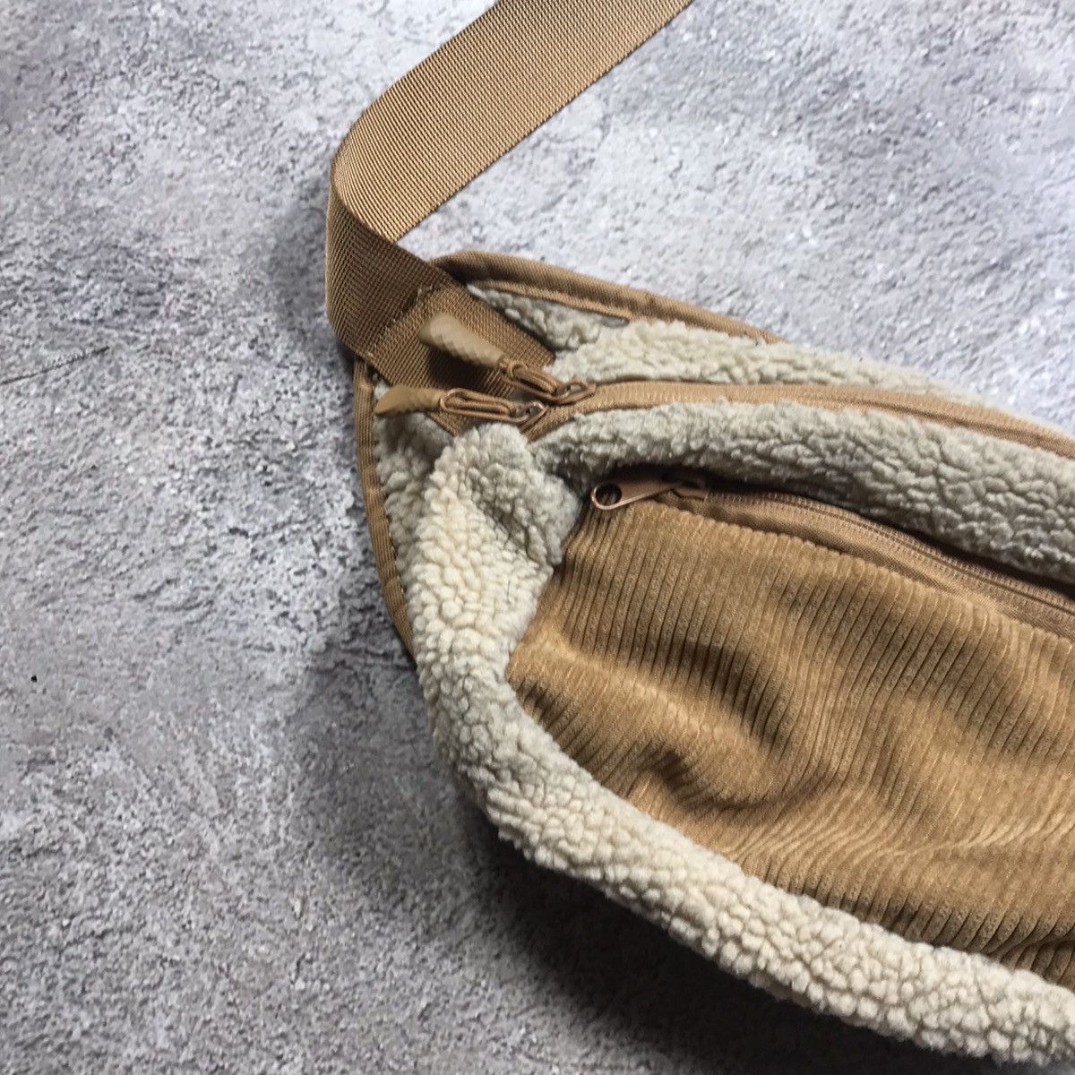 Vintage Vintage 90s Banana Waist Bag Japan Y2K Streetwear Tapered OS Size ONE SIZE - 2 Thumbnail