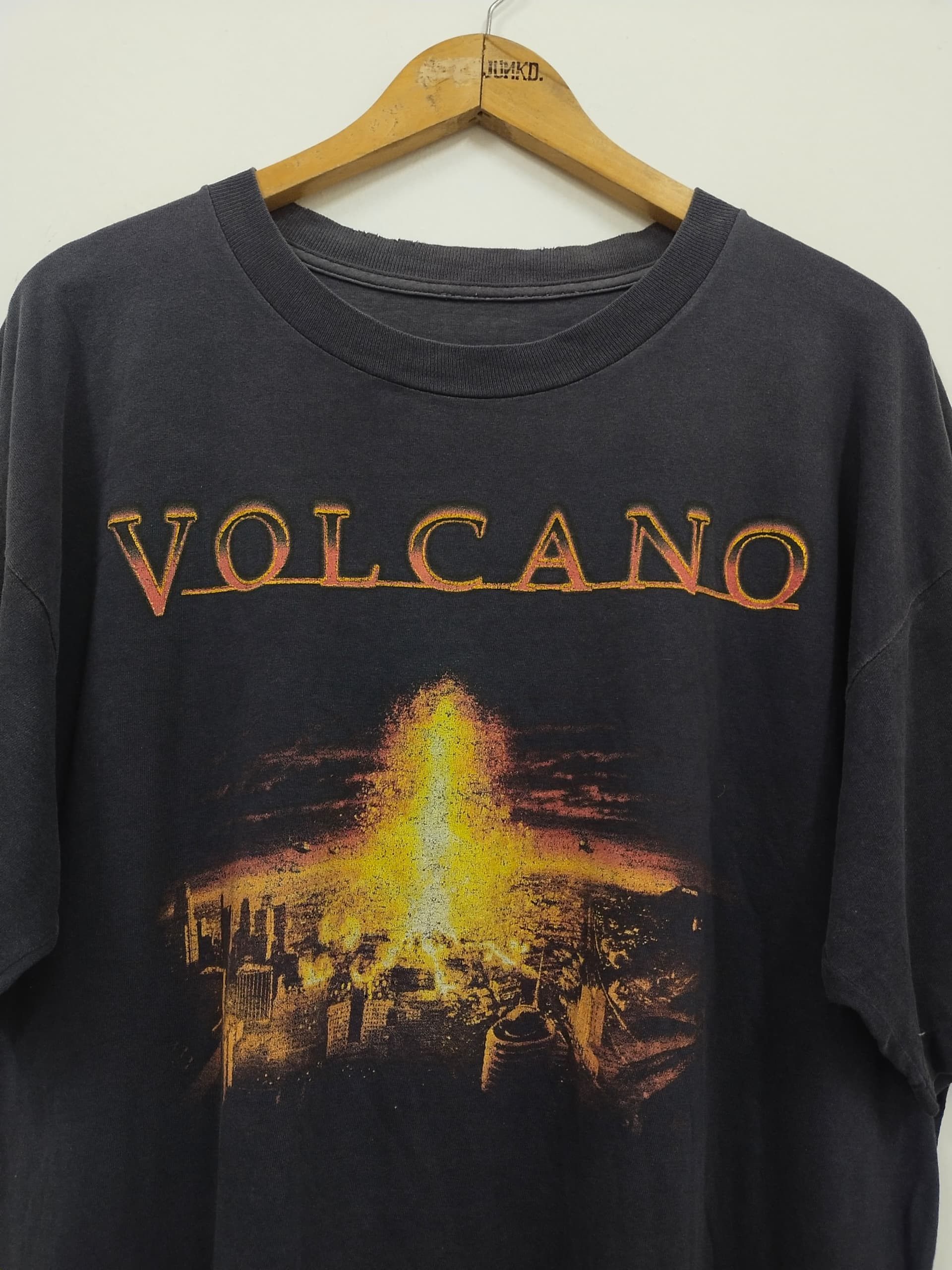 Vintage Vintage 90s Volcano 1995 movie promo t shirt Size US XL / EU 56 / 4 - 4 Thumbnail