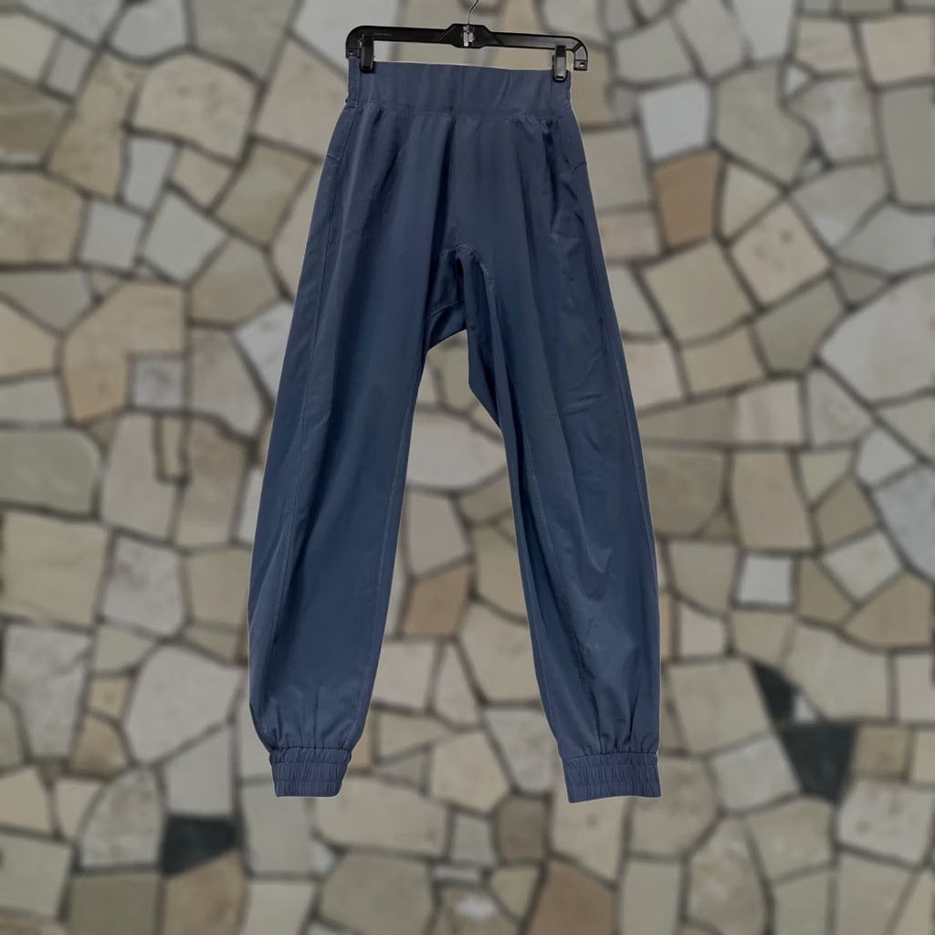 Lululemon Lululemon Windbreaker Jogger Pants Navy Womens XS/S Size S Regular Activewear Pants, Windbreaker, Jogger, Lululemon Logo, All Season Size 26" / US 2 / IT 38 - 1 Thumbnail