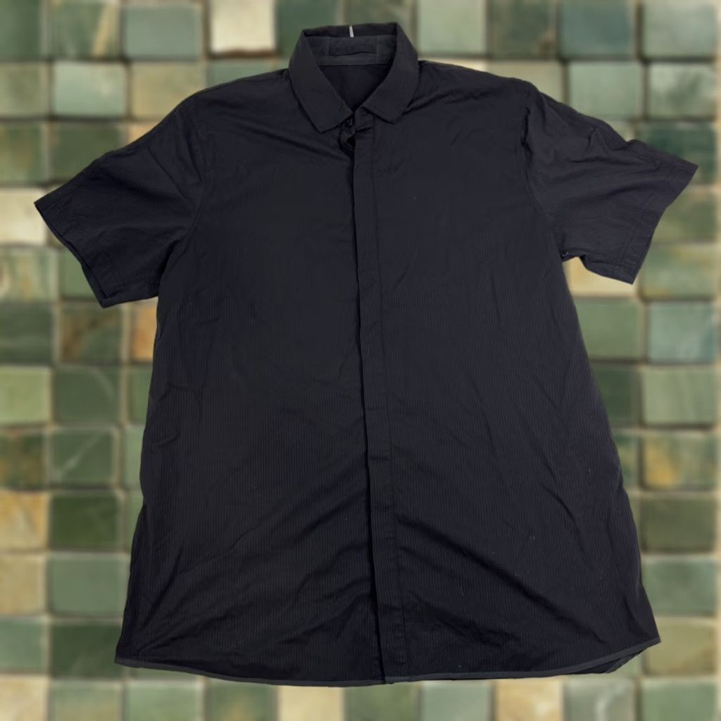 Lululemon Lululemon Black Striped Hidden Button Short Sleeve Shirt Mens Large Performance Shirt Size US L / EU 52-54 / 3 - 1 Thumbnail