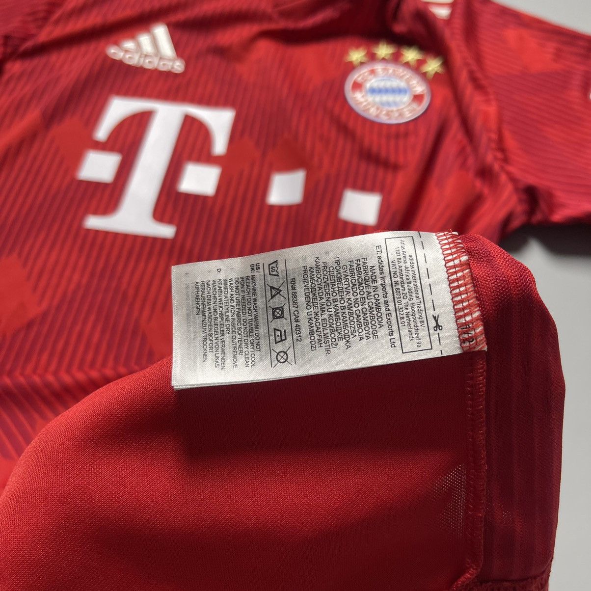 Vintage BAYERN ADIDAS 2018/2019 FOOTBALL HOME JERSEY #9 LEWANDOWSKI Size US S / EU 44-46 / 1 - 9 Thumbnail