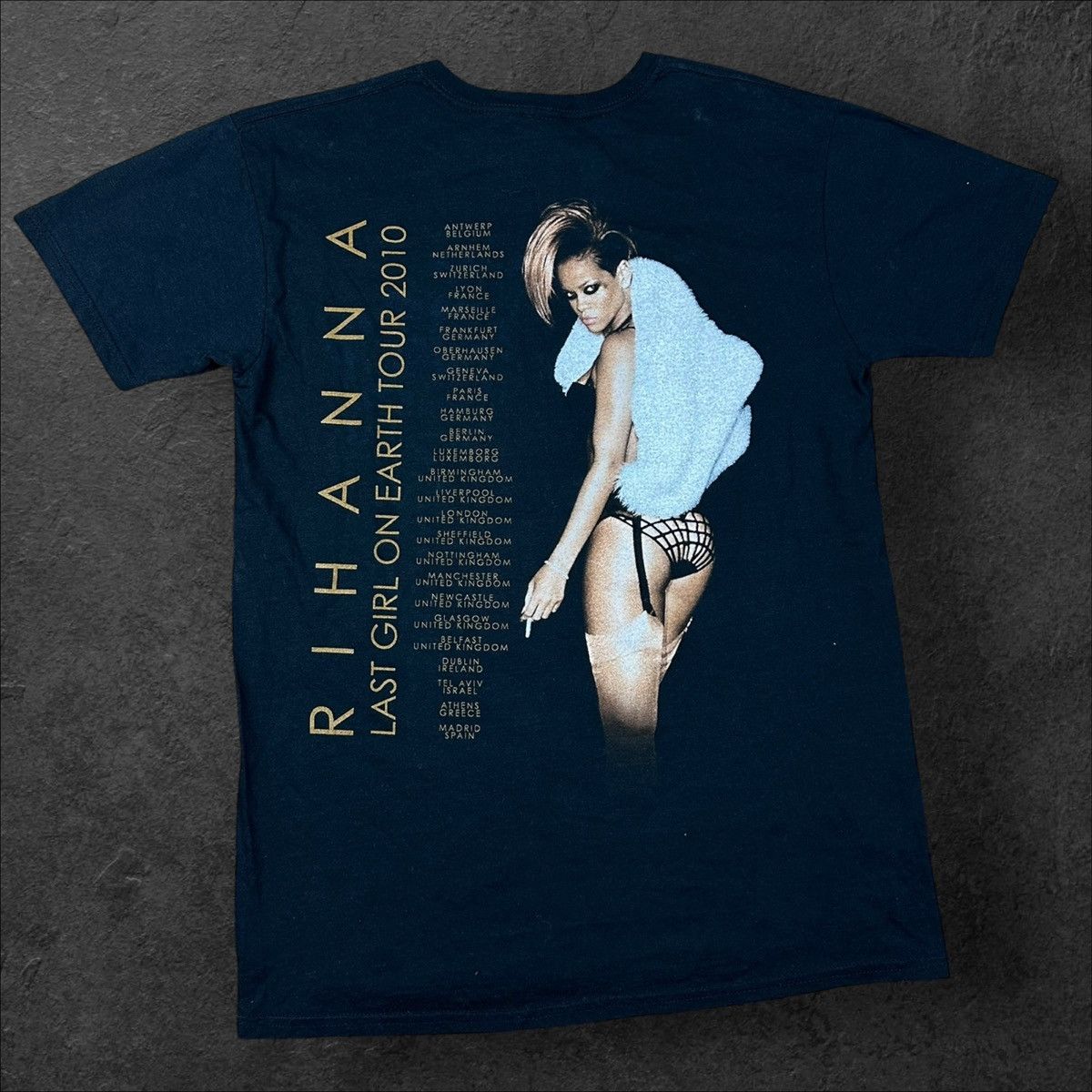 Gildan × Rihanna Vintage Rihanna Last Girl On Earth Tour 2010 T shirt Tee Size US M / EU 48-50 / 2 - 2 Thumbnail