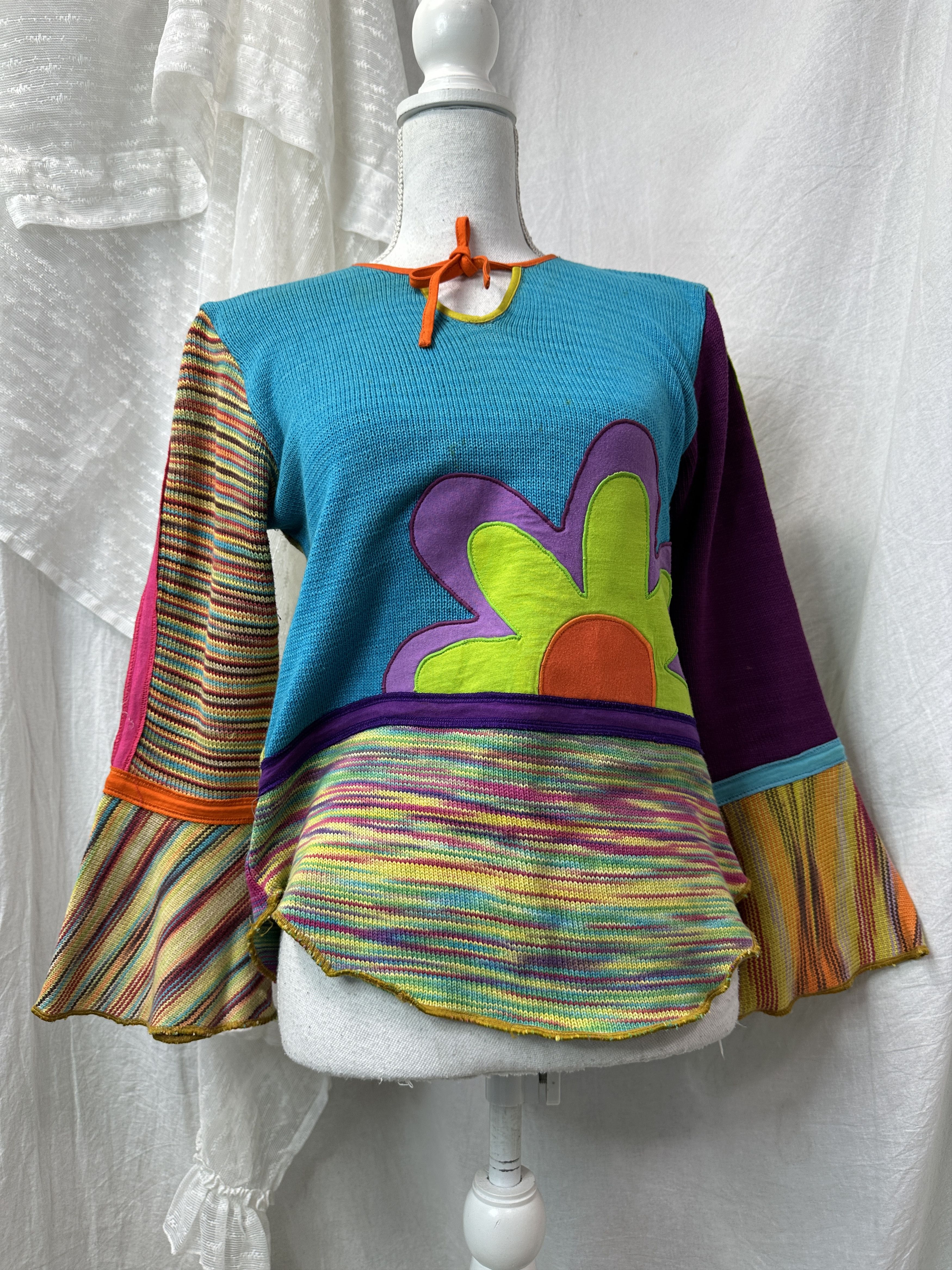 Vintage Vintage Hippie Flower Flared Sleeves Sweater Y2K Size M / US 6-8 / IT 42-44 - 1 Thumbnail
