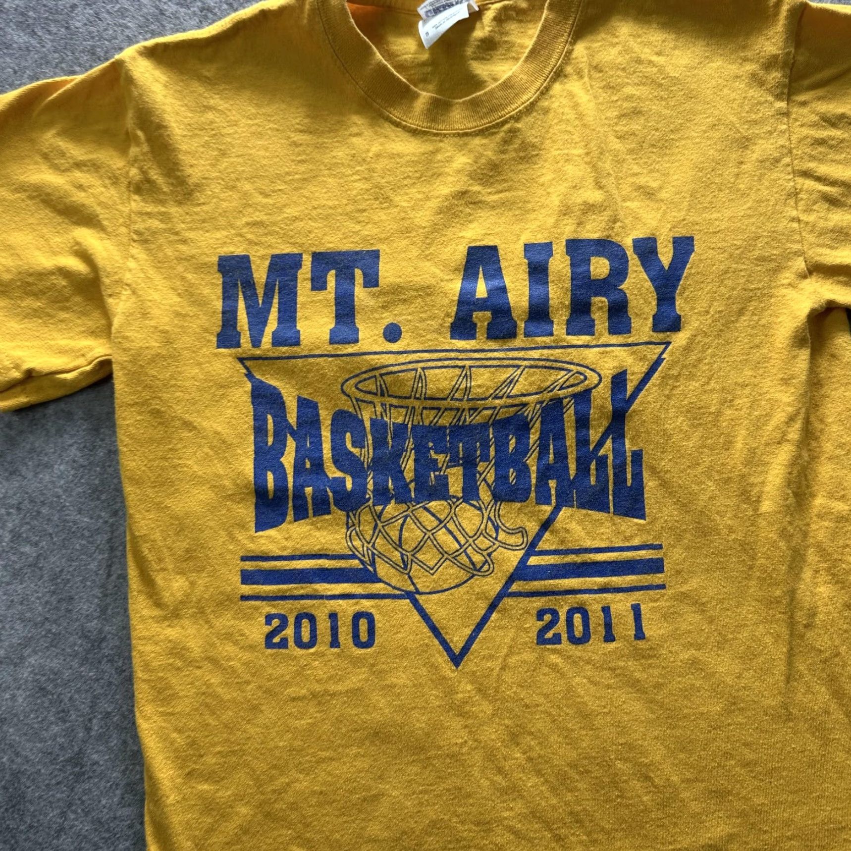Gildan Gildan Shirt Mens Small Yellow Mt. Airy Basketball 2010 2011 Team Tee Graphic Size US S / EU 44-46 / 1 - 2 Thumbnail