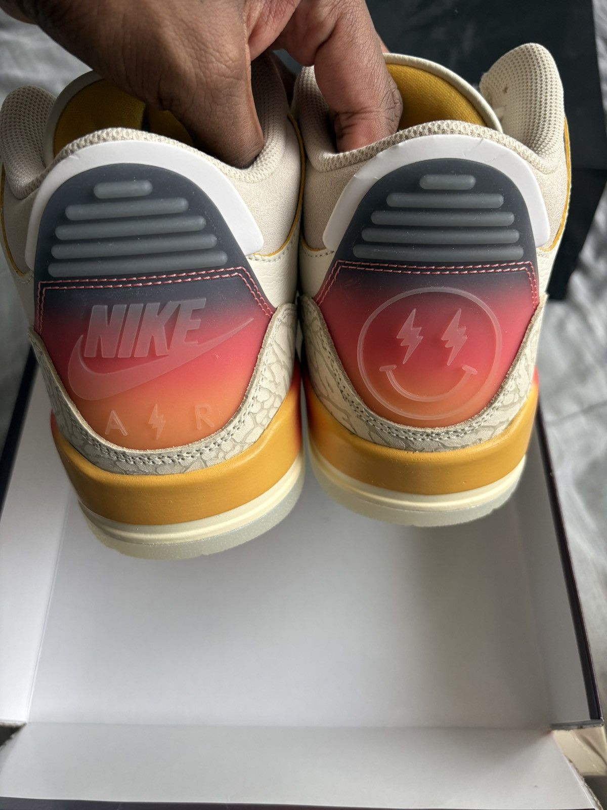 J Balvin × Jordan Brand Jordan 3 x J Balvin “Medellin Sunset” Size US 9.5 / EU 42-43 - 4 Thumbnail