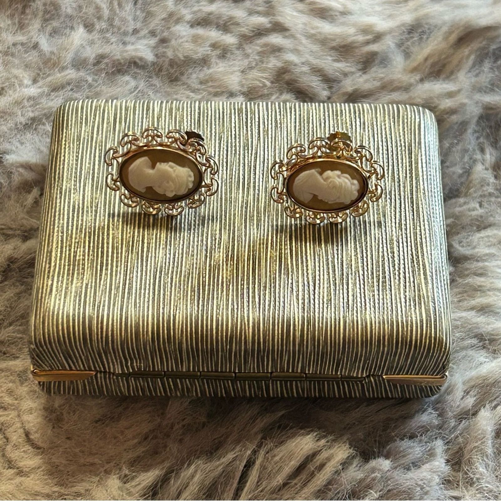 Vintage Vintage Krementz carved shell cameo 14kt gold earrings Size ONE SIZE - 6 Thumbnail