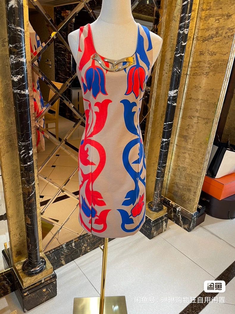 Versace Versace Classic Damascus pattern dress three-dimensional s Size M / US 6-8 / IT 42-44 - 1 Thumbnail