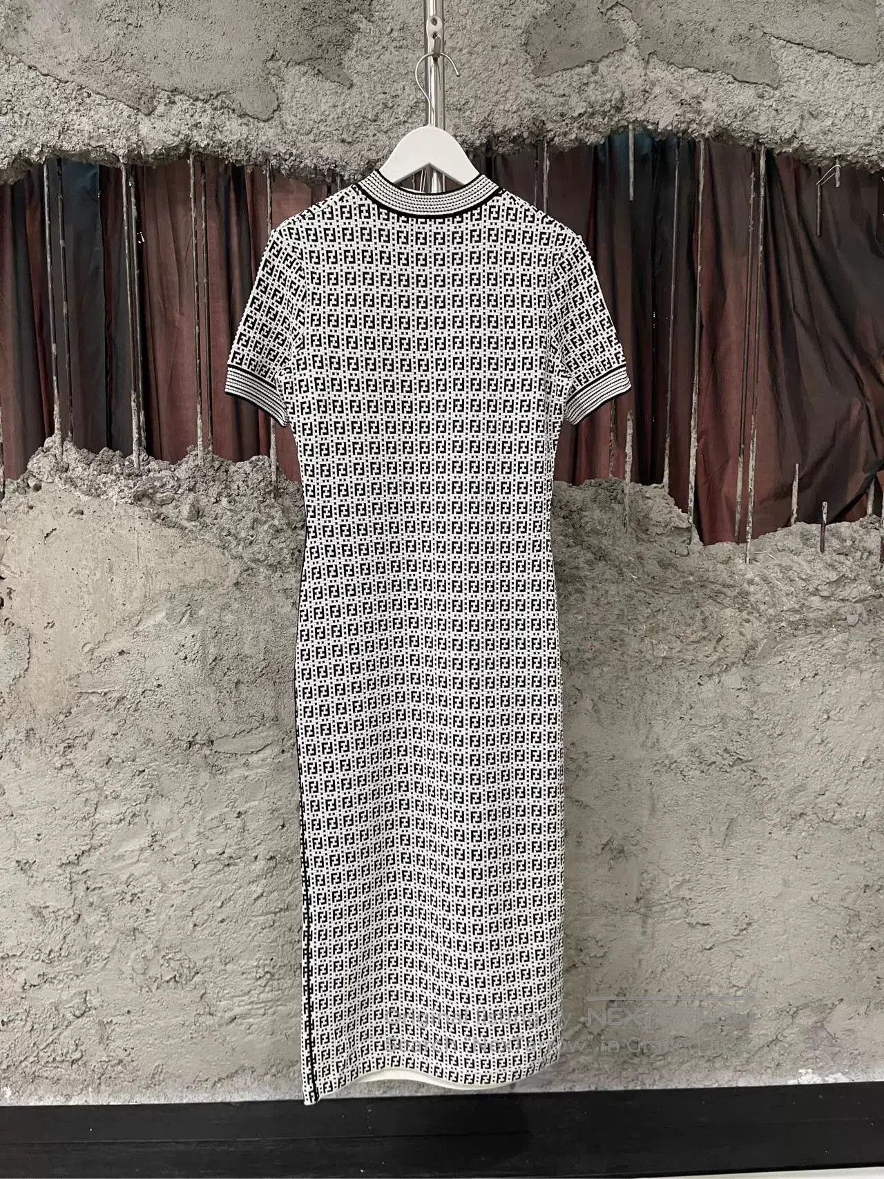 Fendi fendi logo print dress size 42. Size US 26 / EU 42 - 2 Thumbnail