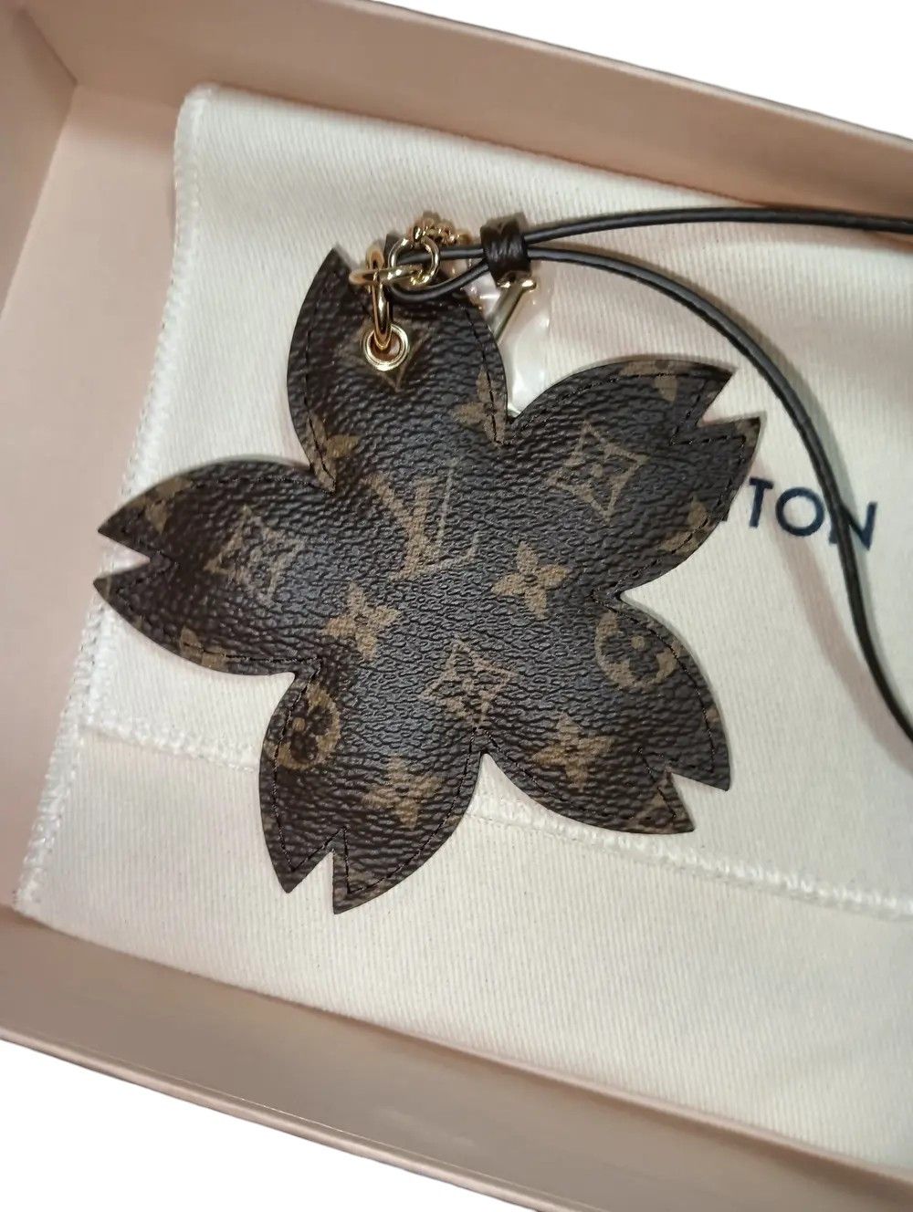 Louis Vuitton × Takashi Murakami Cherry Blossom Charm Size ONE SIZE - 2 Thumbnail