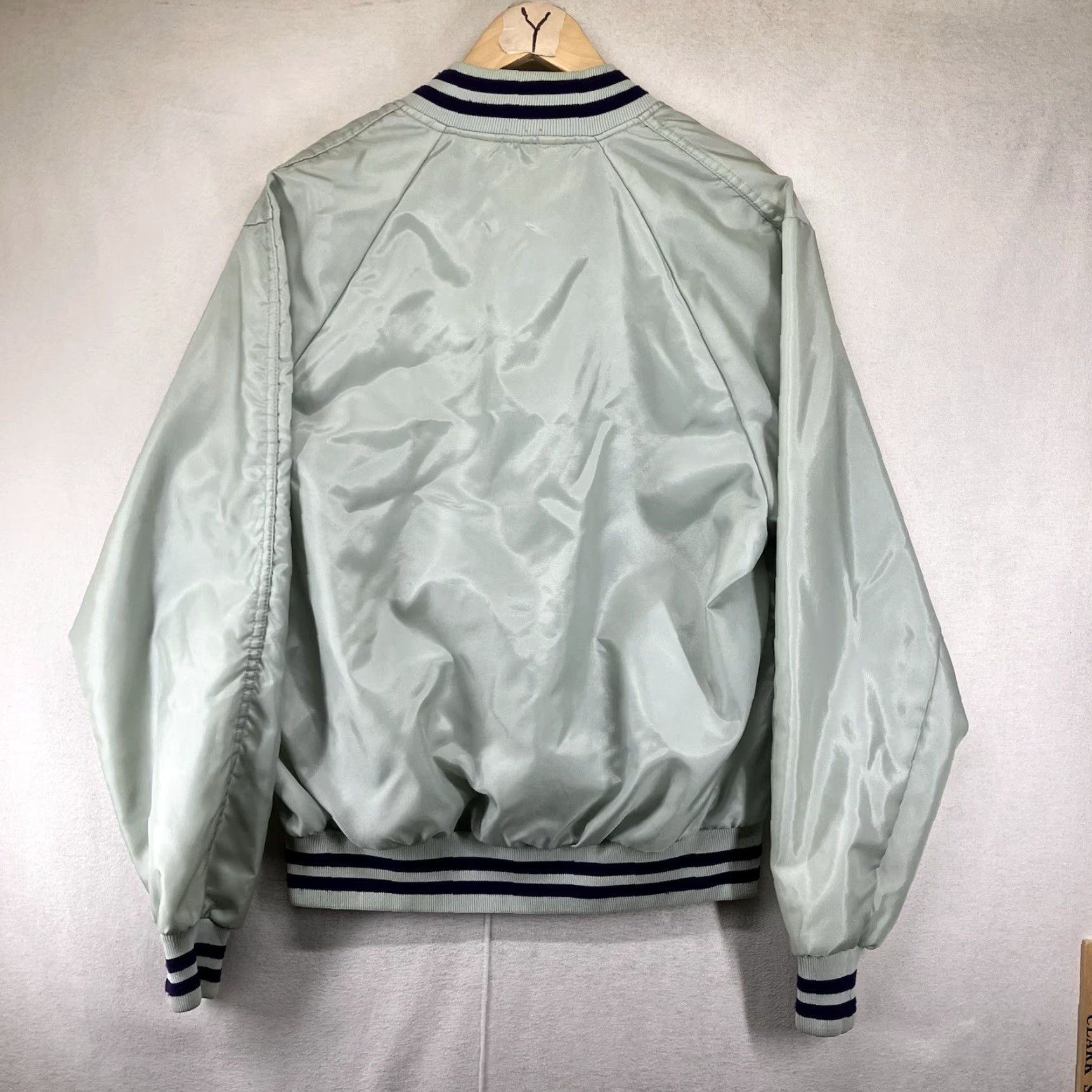 Vintage VINTAGE 80s Deerfoot Satin Snap Jacket Mens Large Gray Varsity Style USA Pockets Band Collar All Seasons Size US L / EU 52-54 / 3 - 2 Thumbnail