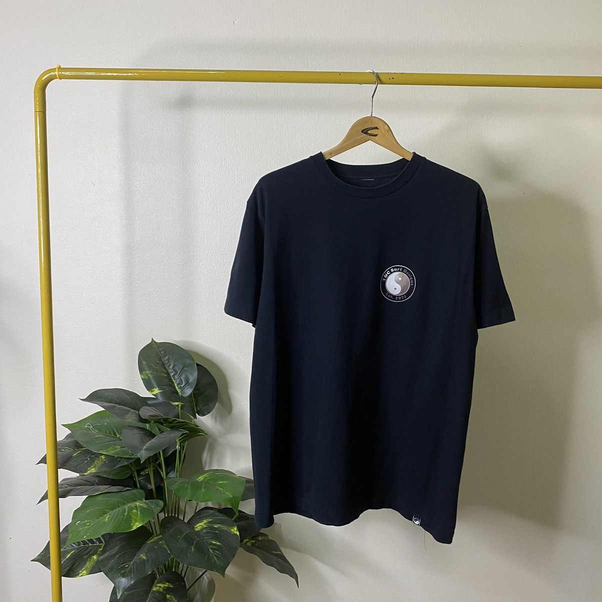 Vintage Vintage 1990s T&C Surf Big Ying Yang Logo Backhit Tee Size US L / EU 52-54 / 3 - 4 Thumbnail