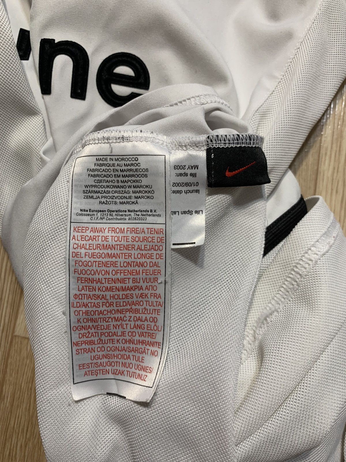 Nike Vintage Nike Manchester United Vodafone Soccer Jersey size M Size US M / EU 48-50 / 2 - 16 Thumbnail