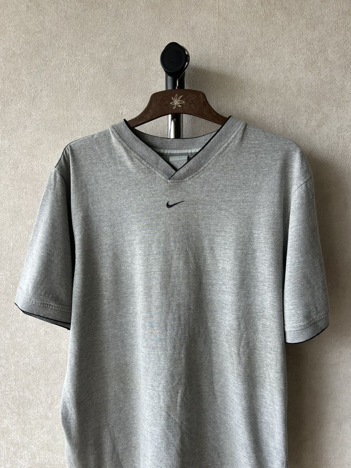 Nike Vintage 90s Nike Swoosh Center Logo V-Neck T-Shirt Size US L / EU 52-54 / 3 - 1 Thumbnail