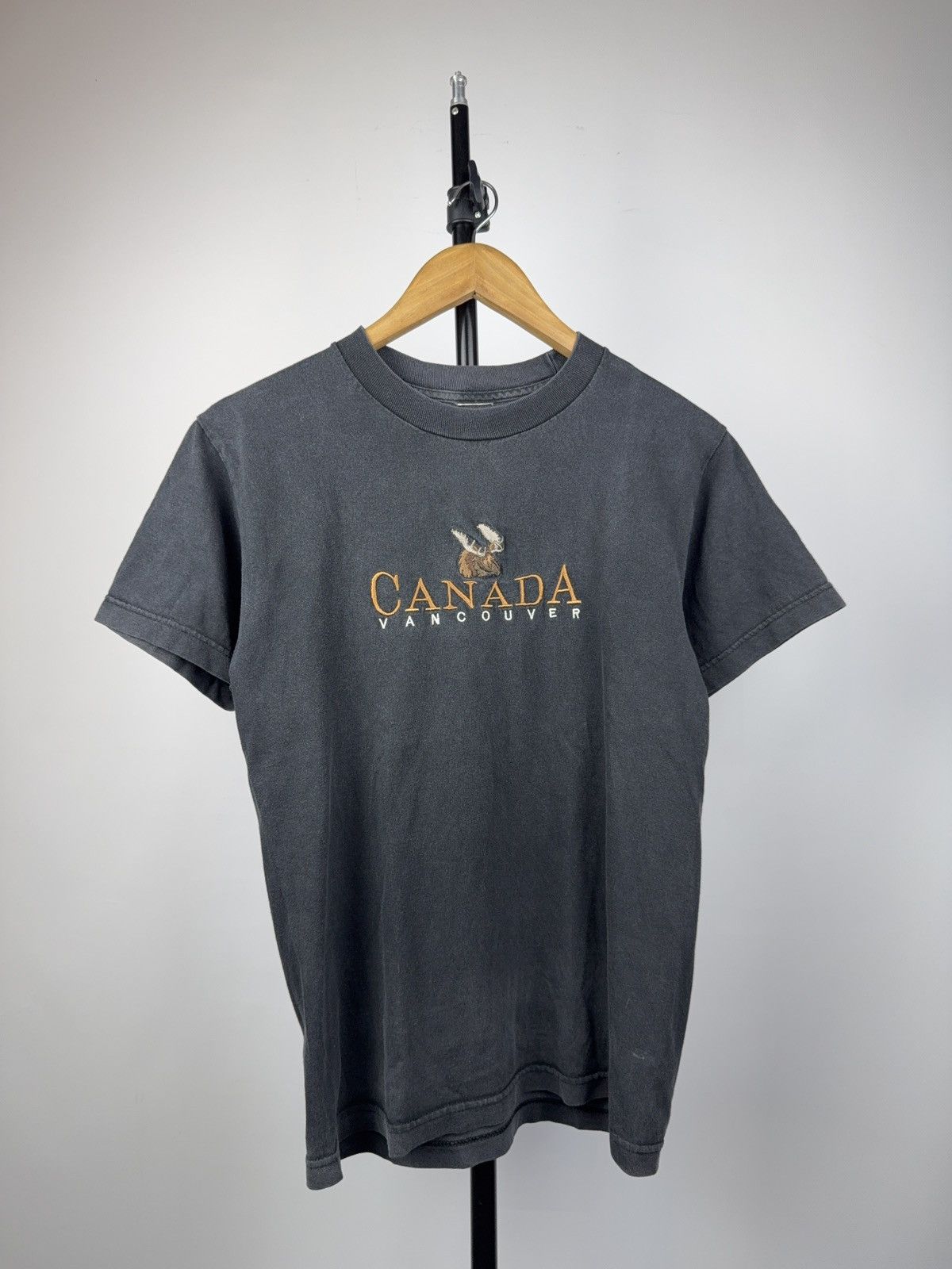 Vintage Vintage 90s Canada Vancouver Embroidered Moose Tee 🦌 Size US S / EU 44-46 / 1 - 1 Thumbnail
