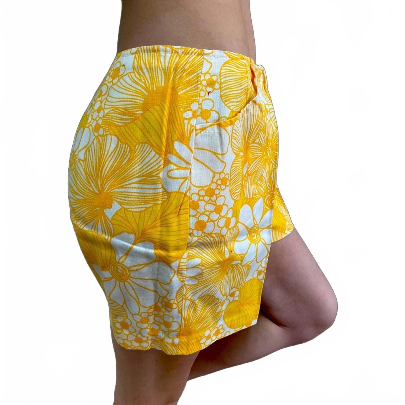Vintage 60s Handmade High Waisted Cotton Shorts Yellow Floral Print Size 28" / US 6 / IT 42 - 3 Thumbnail