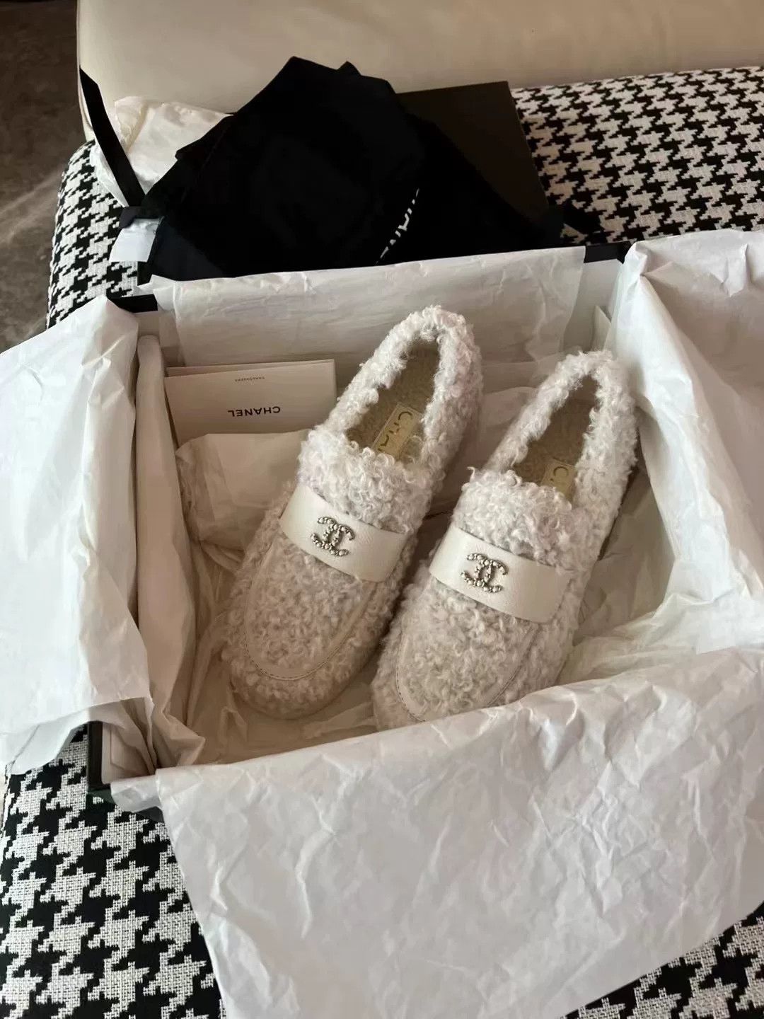 Chanel Chanel New Wool Teddy Loafers Size US 5 / IT 35 - 1 Thumbnail